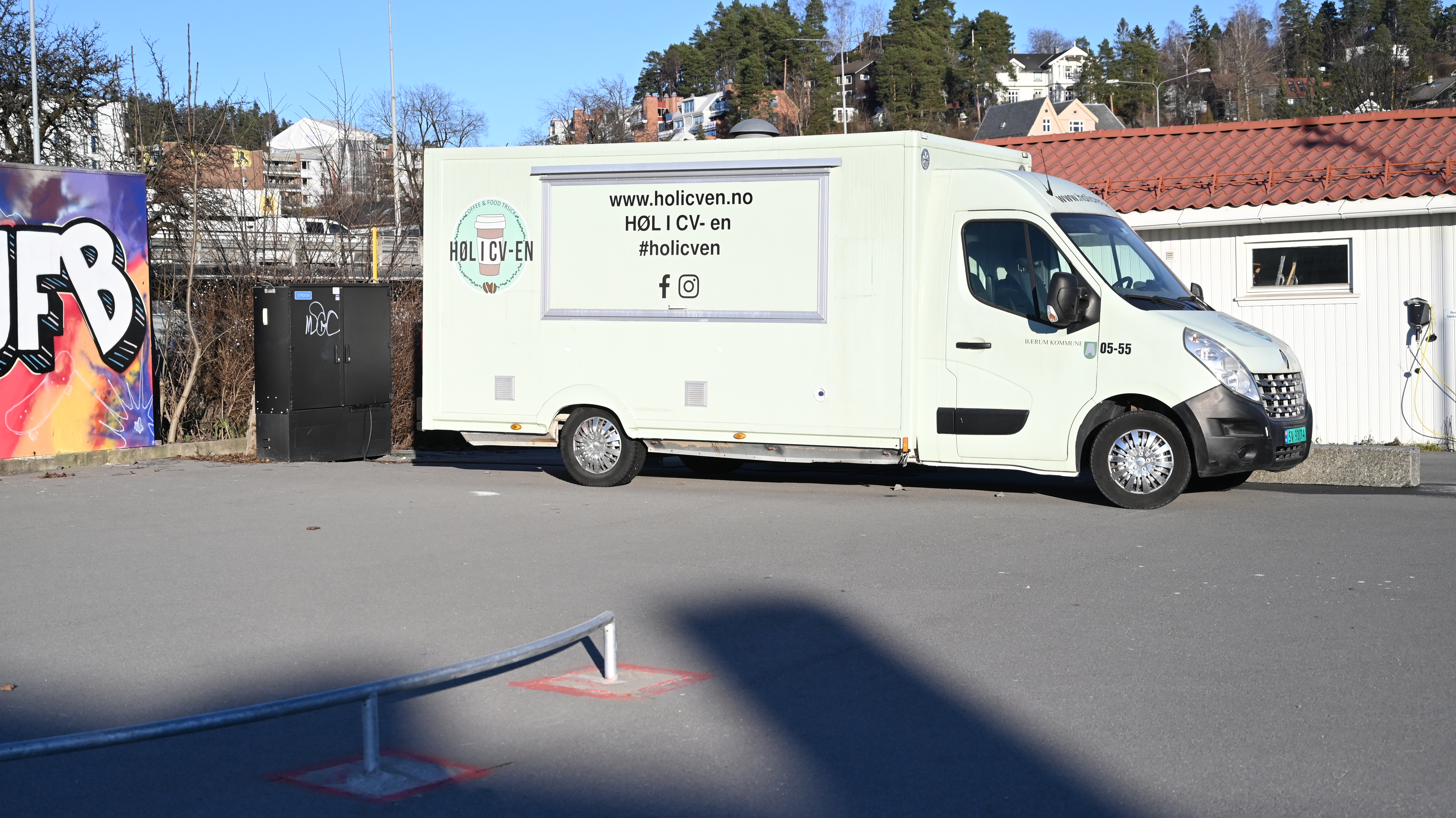 Bilde av en hvit foodtruck. På siden av bilden er det en logo for Høl i CV'en