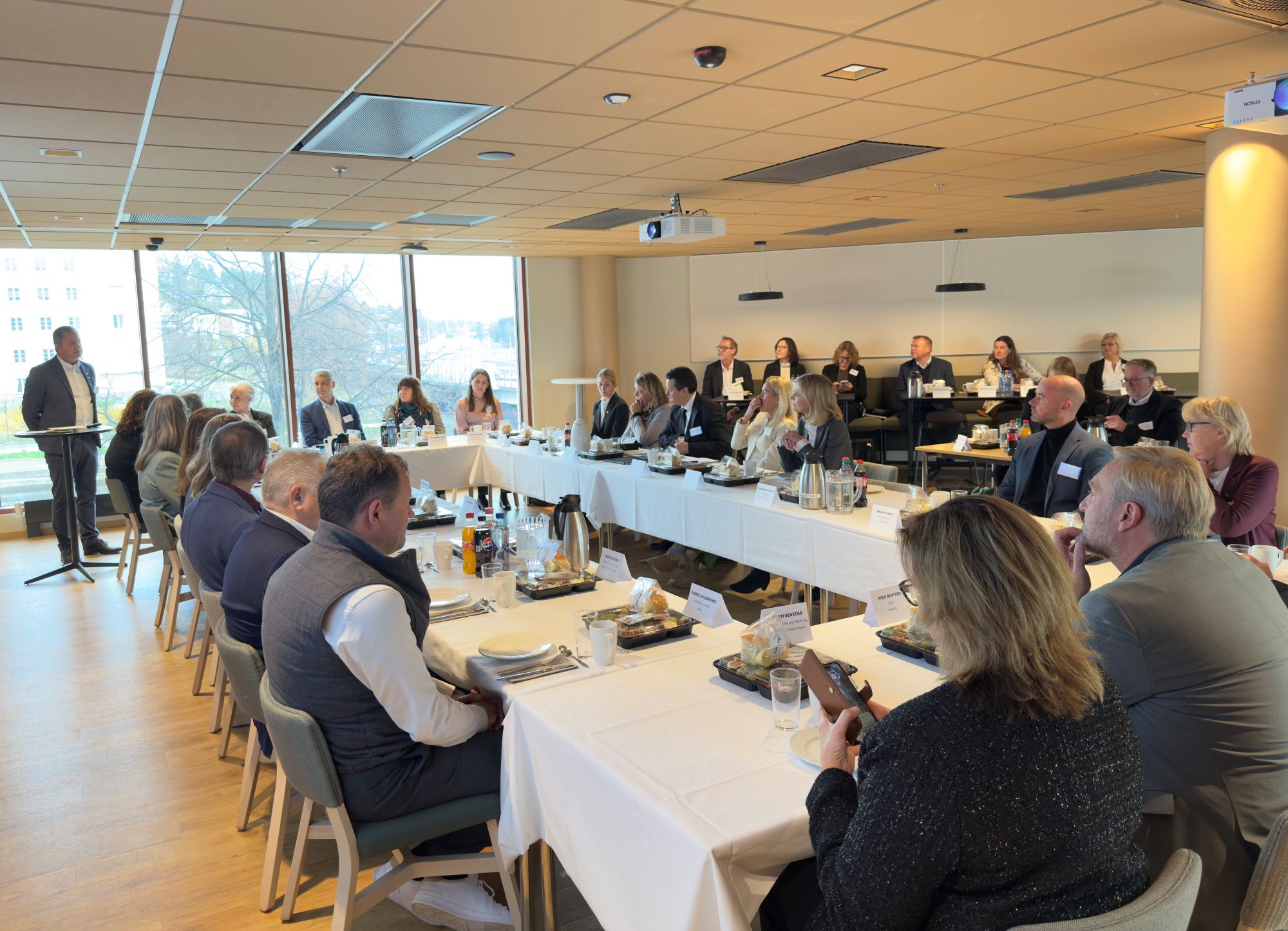 Mennesker rundt et bord