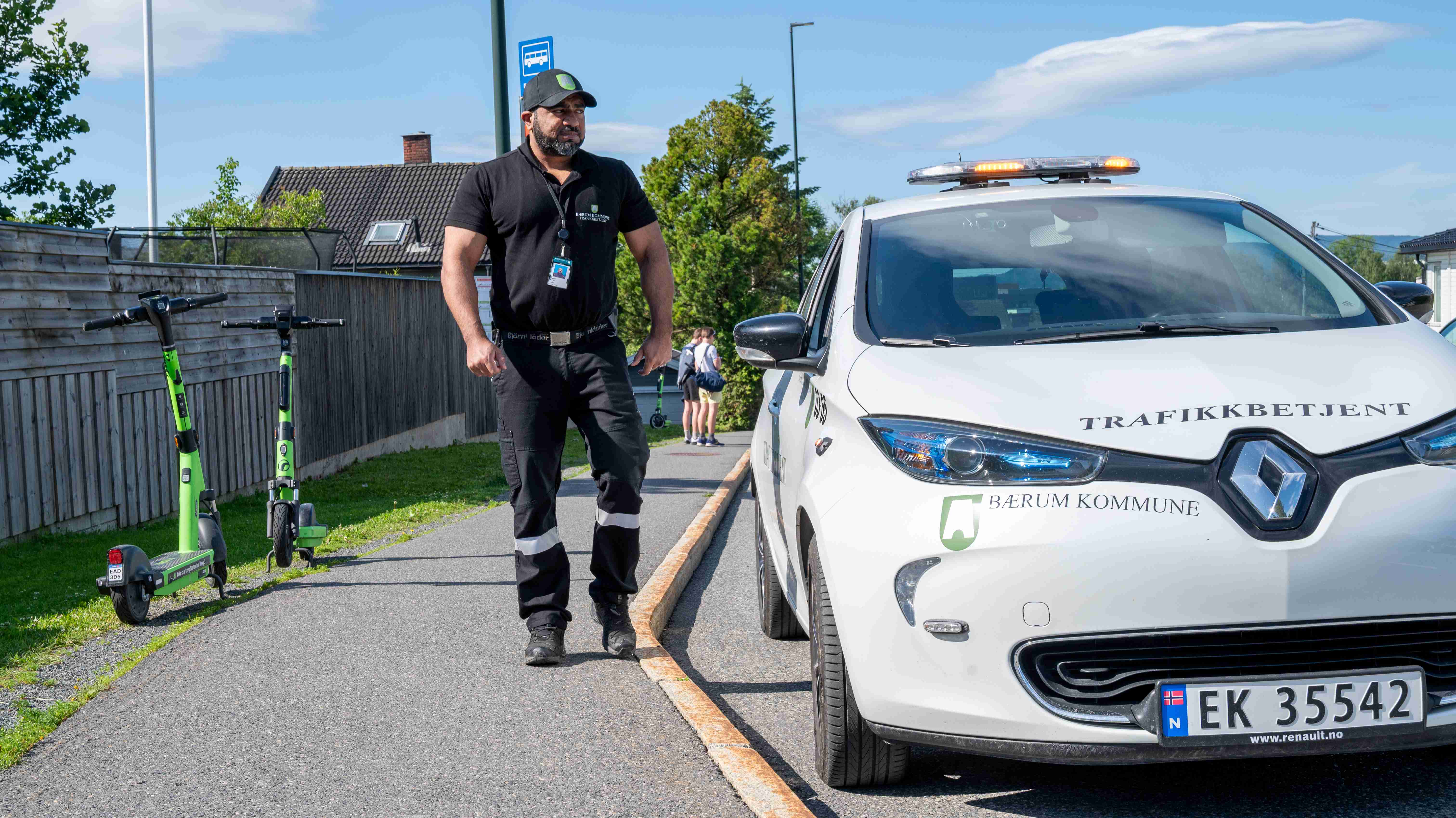 Trafikkbetjent gir bot til feilparkert elsparkesykkel