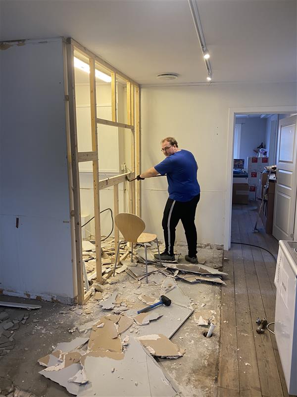 Arbeidet med riving er i gang