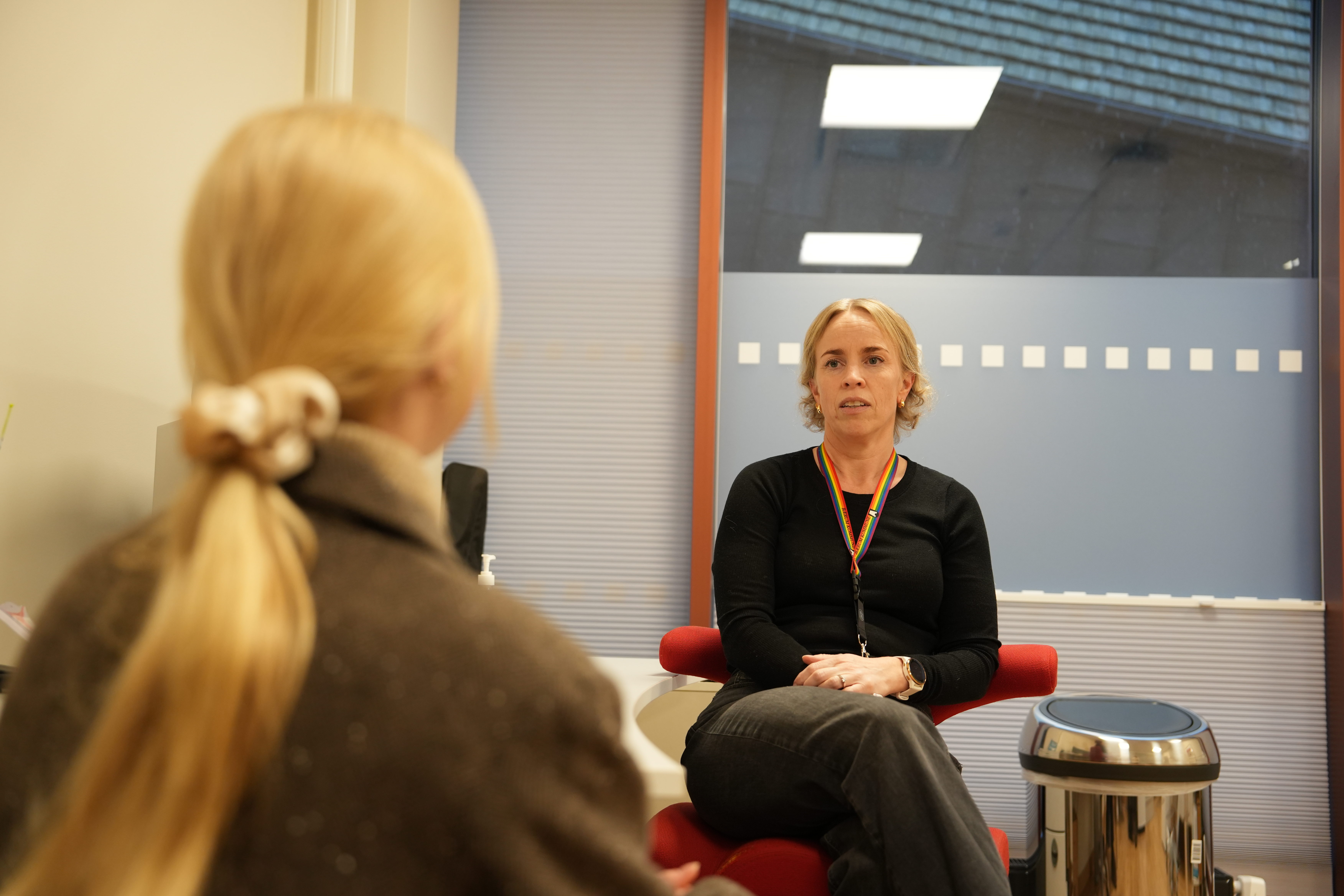 Helsestasjon for ungdom - medarbeider i samtale med en ungdom