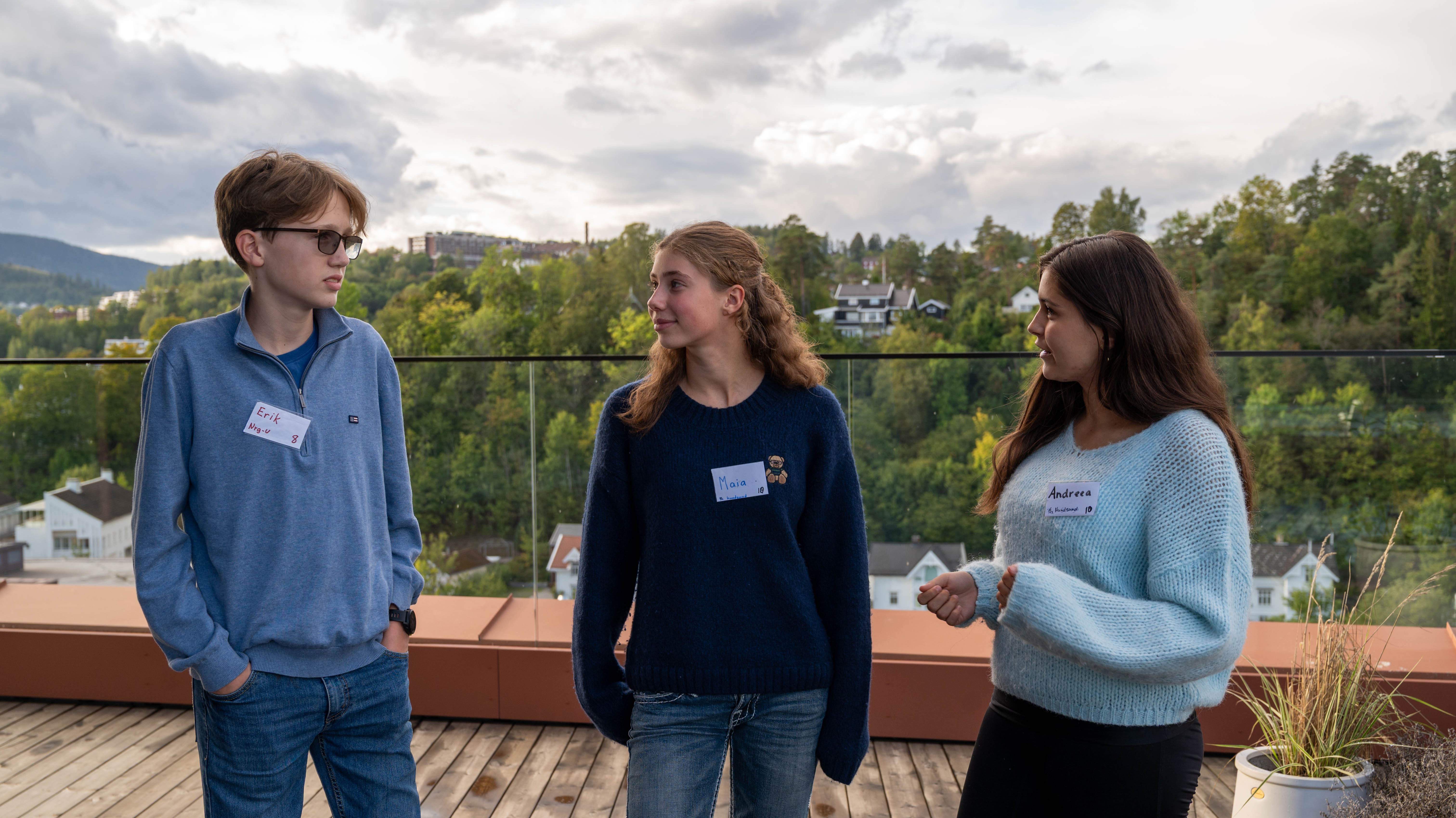 Erik, Maia og Andreea er glade for sitt faglige og sosiale fellesskapet hos Speedmatt