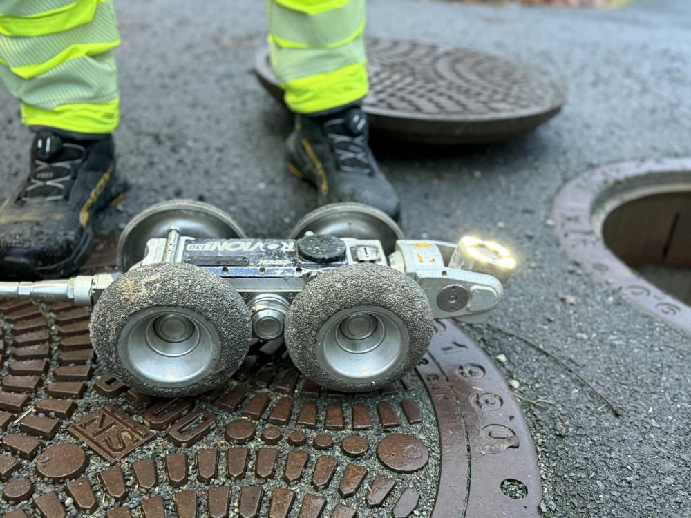 Bilde av en fjernstyrt traktor med kamera som brukes til rørinspeksjon av avløpsrør