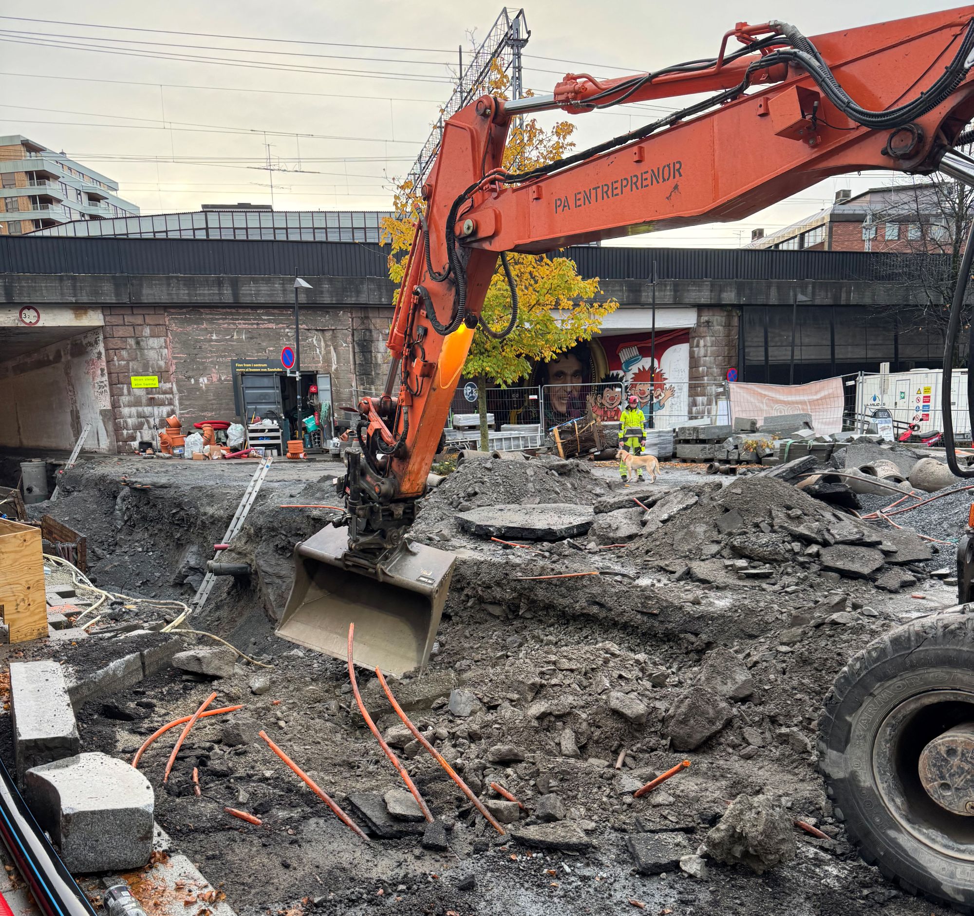 Sandvika skal få avfallssug under bakken. Det betyr færre renovasjonsbiler i sentrum, mindre trafikk og lavere utslipp – til glede for både innbyggere og miljøet.