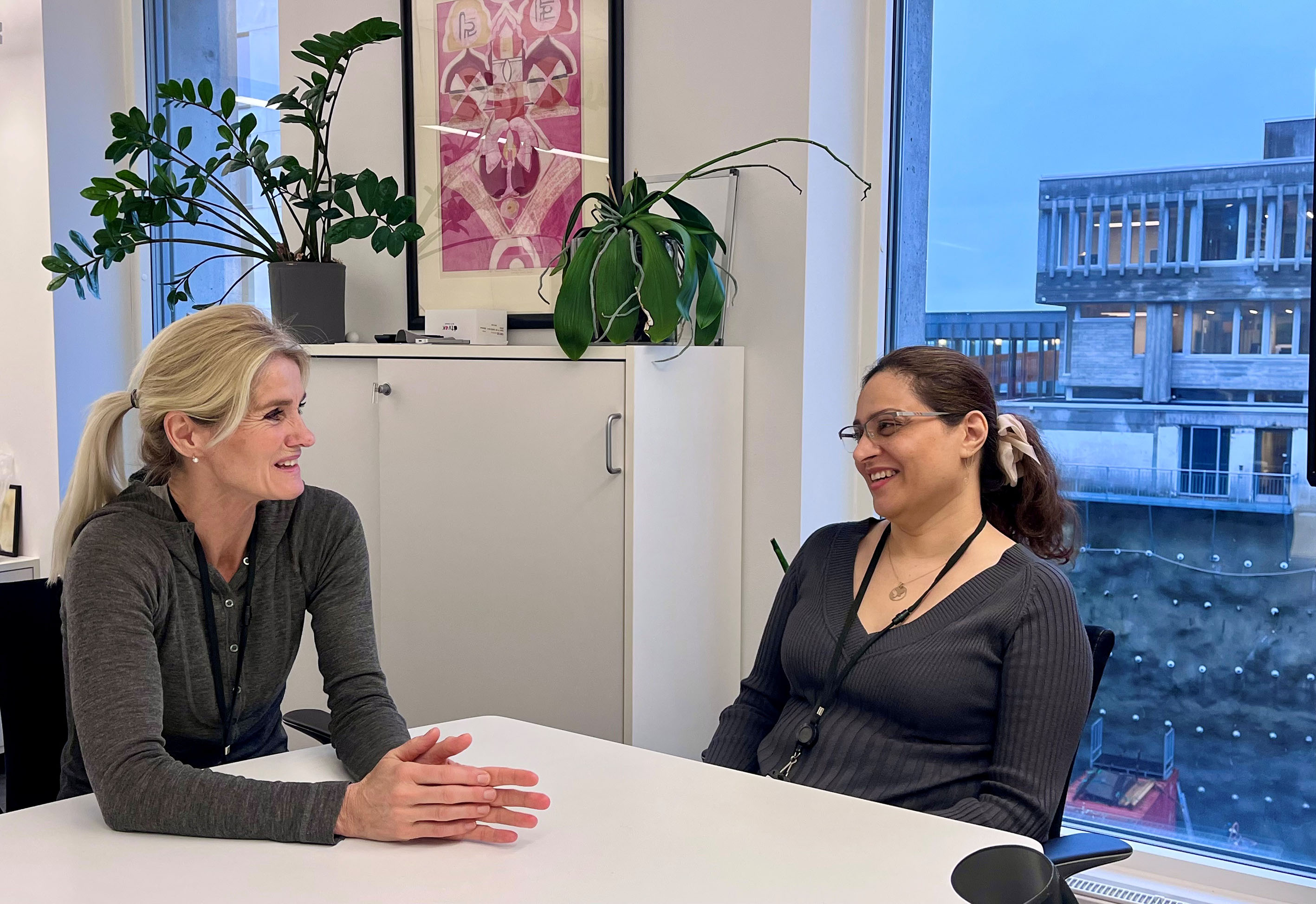 Maryam Mahdavi har hatt arbeidstrening hos Voksenopplæringen. Her sammen med rektor Live Marie Toft Sundby.