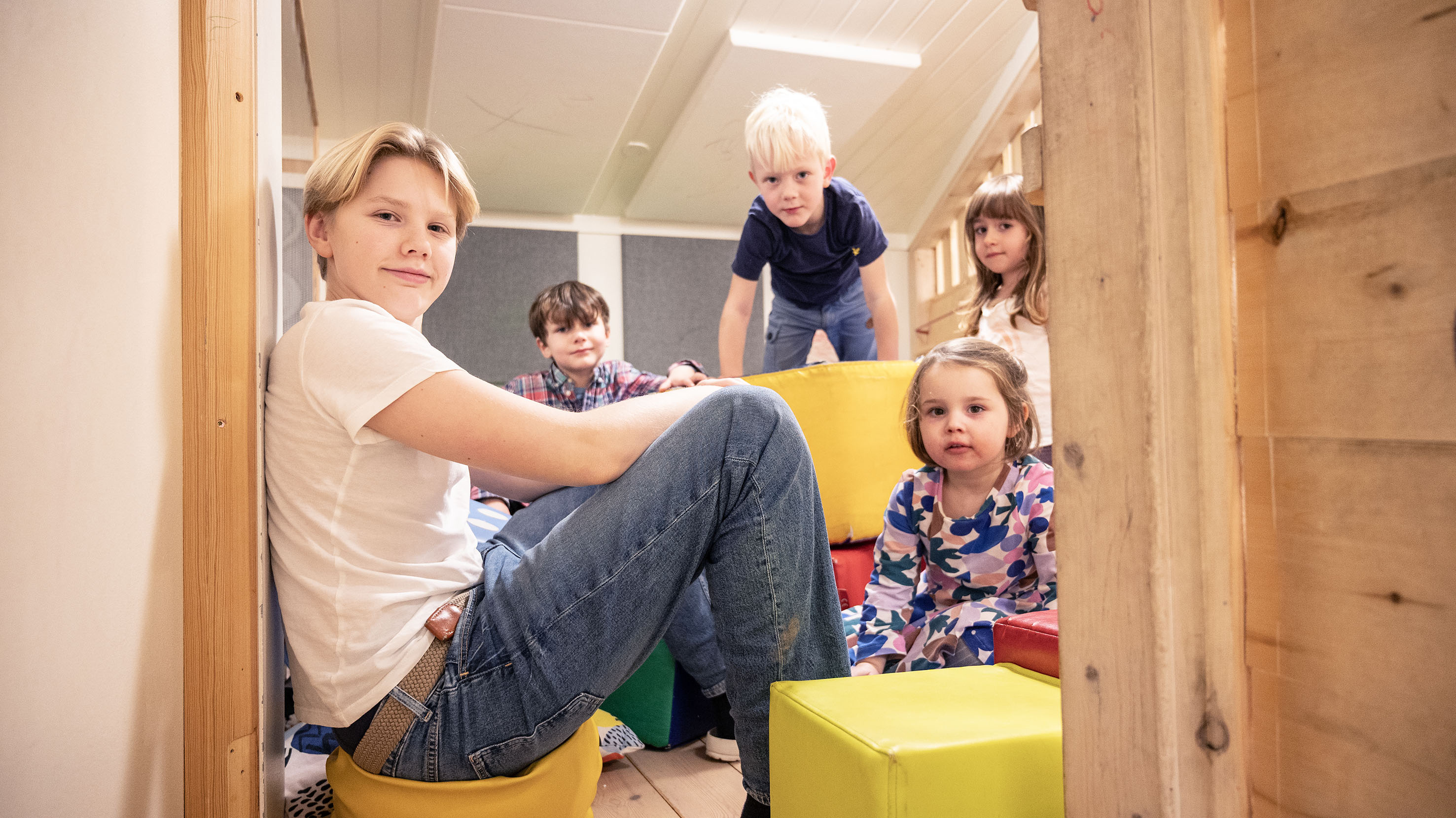 Det er mye å passe på, men gøy å jobbe i barnehage. Det forteller Nilas Sæth Lille (13), som har jobb som lekeressurs i Jongskollen barnehage.