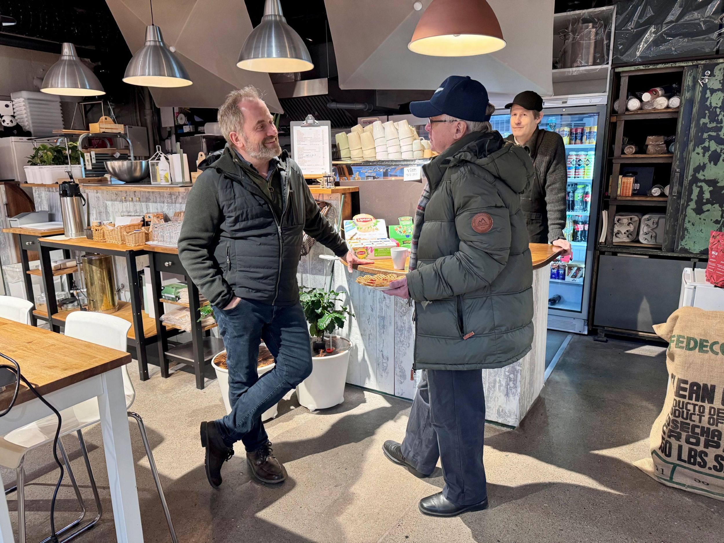 Daglig leder for Flytårnet Fornebu, Øyvind Brandt, og tidligere flytekniker på Fornebu flyplass, Odd G. Nilsen, i samtale om Fornebu før og nå på Café Amelia.
