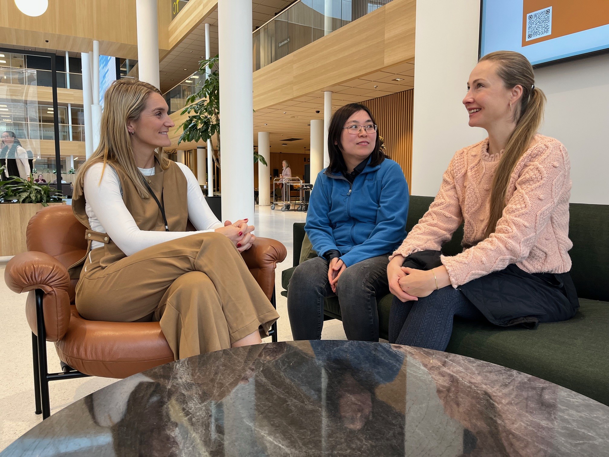 – Vi har blitt godt kjent med hverandre i gruppen, og det er nyttig å høre andres erfaringer, forteller Maiia Holovko. Sammen med Jia Li gikk hun på ICDP-kurset for ungdomsforeldre. Til venstre sitter kursholder Lena Matre-Nilsen.