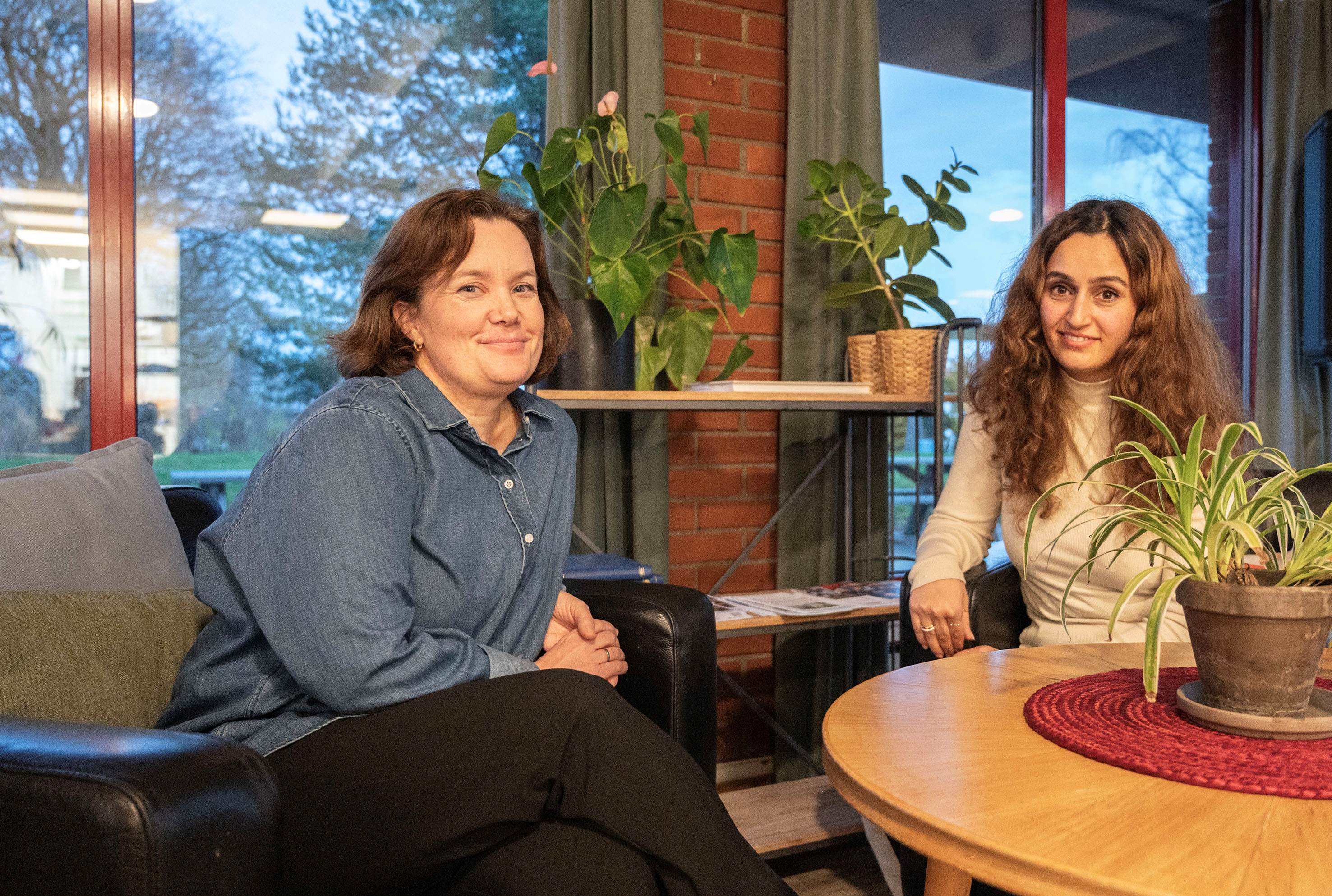 Kursholder for ICDP-kurset for foreldre til barn mellom 0 og 12 år, Line Skaara Tveitå og kursdeltaker Khoshi Saleh.