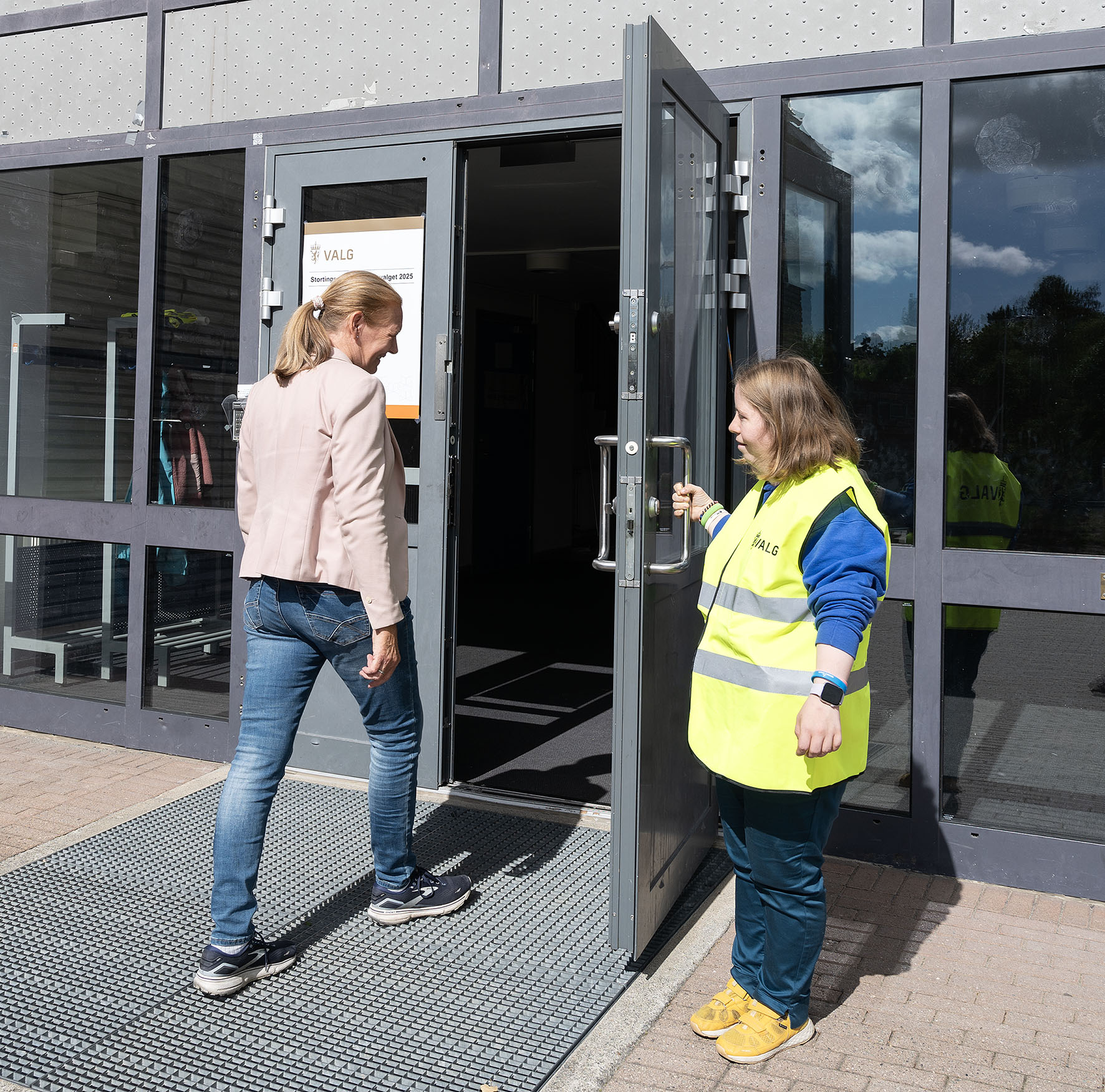 Valgvert ønsker velkommen inn til valglokalet på Eiksmarka skole