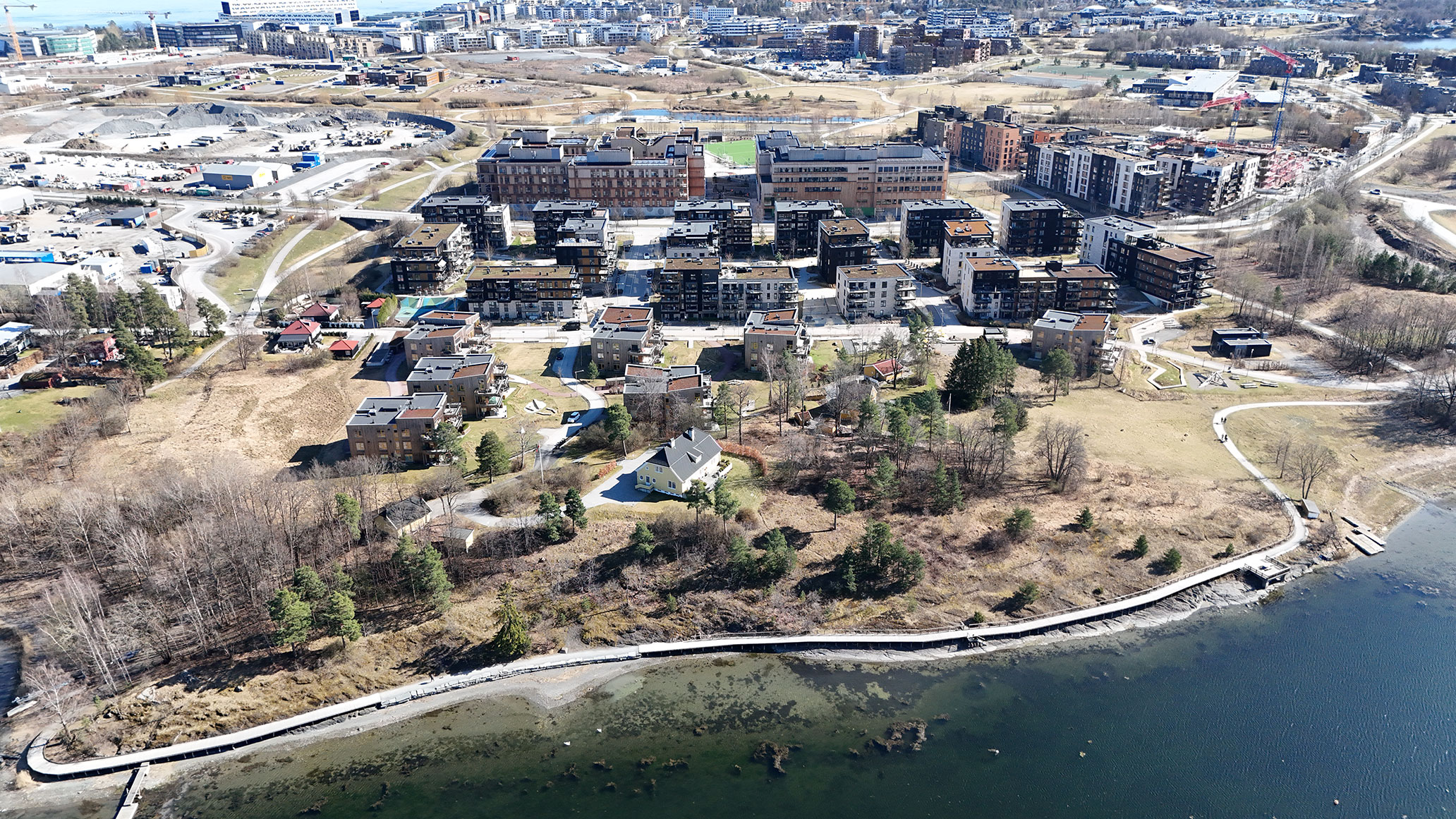 Et område nær strandsonen på Fornebu har blitt til et boligfelt i Per Waalers vei 21. 