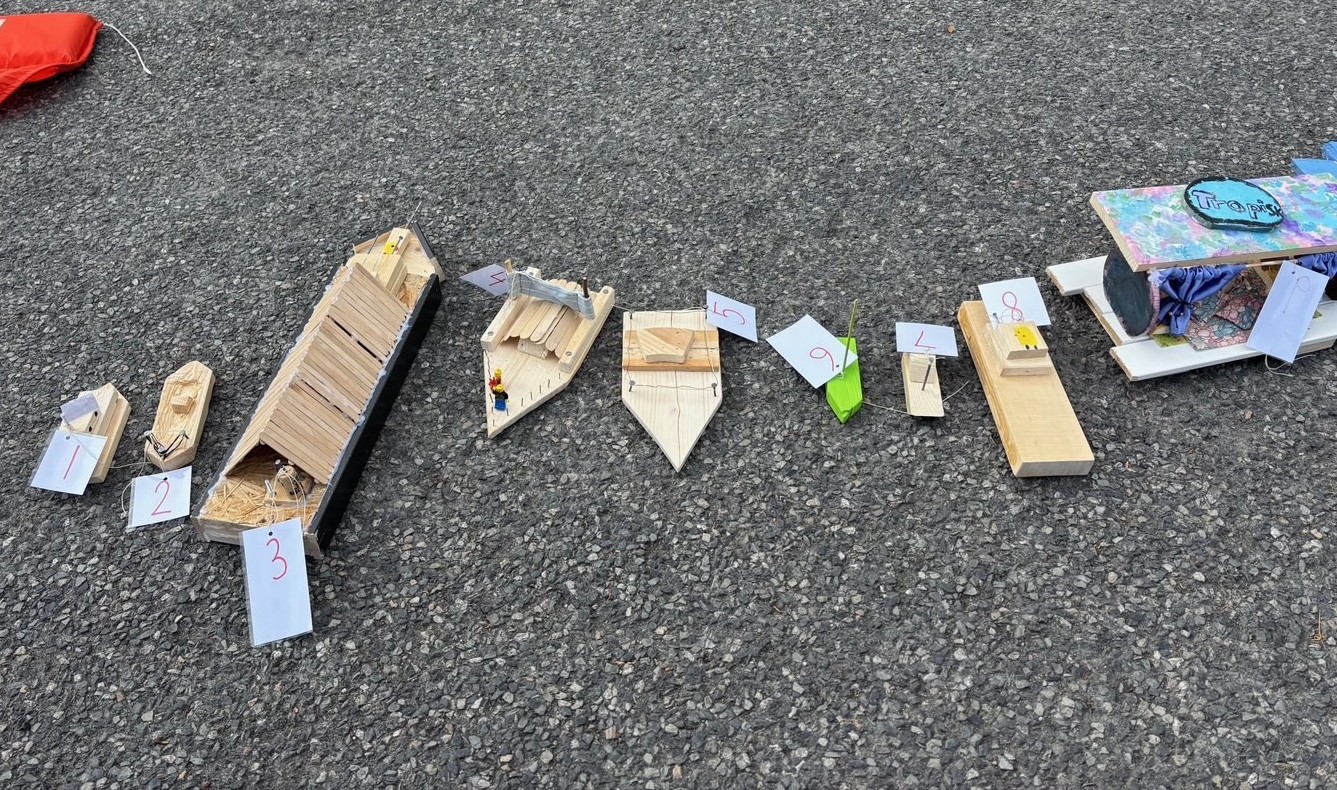 Båter, laget med avkapp fra byggeplassen på Nadderud