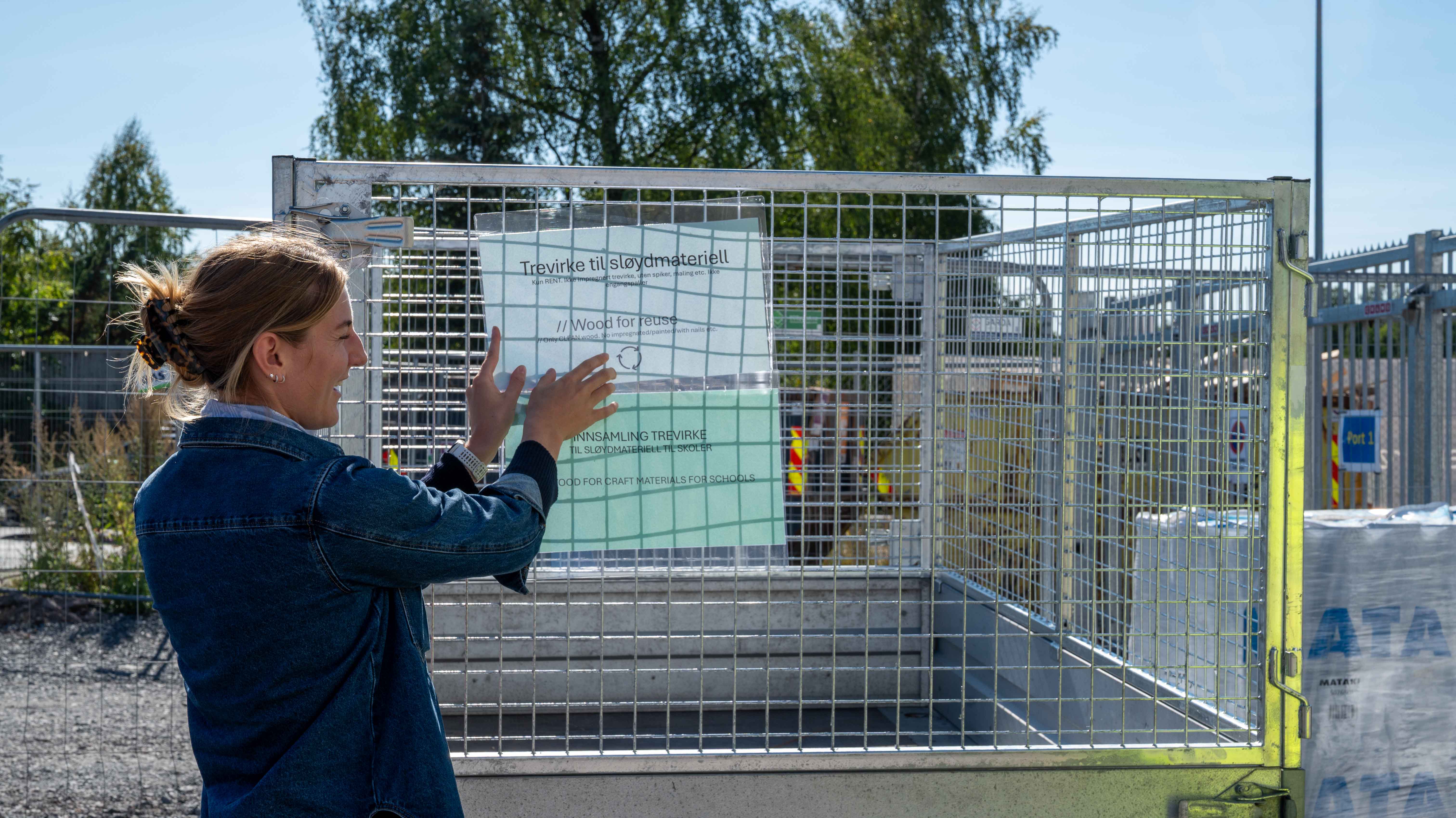 Josefine Smith Brekke, prosjektleder for ombruk i Bærum kommune, ble overrasket over hvor stor interessen var for å få gratis materialer. Her gjør hun klar tilhengeren som skolene kan hente på tur. 