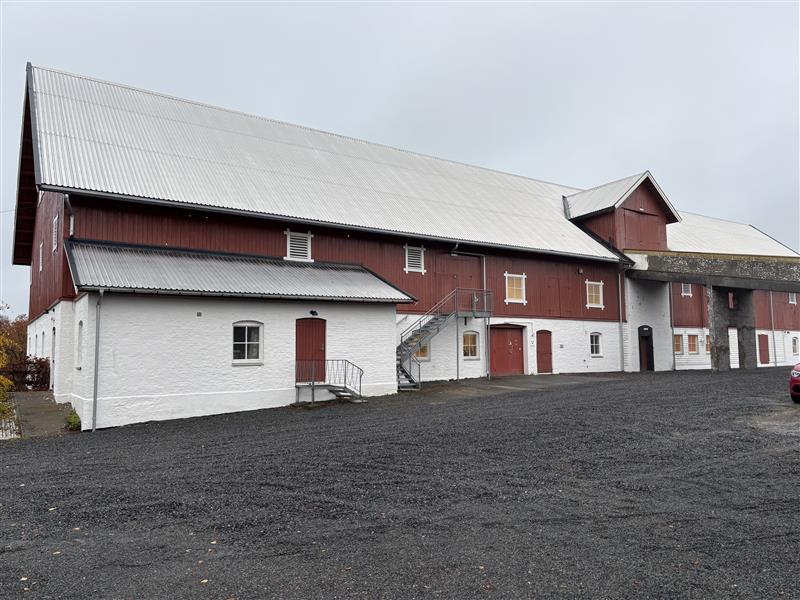 På Wøyen låve har vi litt over 1000kvm med lagringsplass! Her holder også snekkerverksted til deler av uka. De bidrar med ekspertisehjelp og reparasjoner.