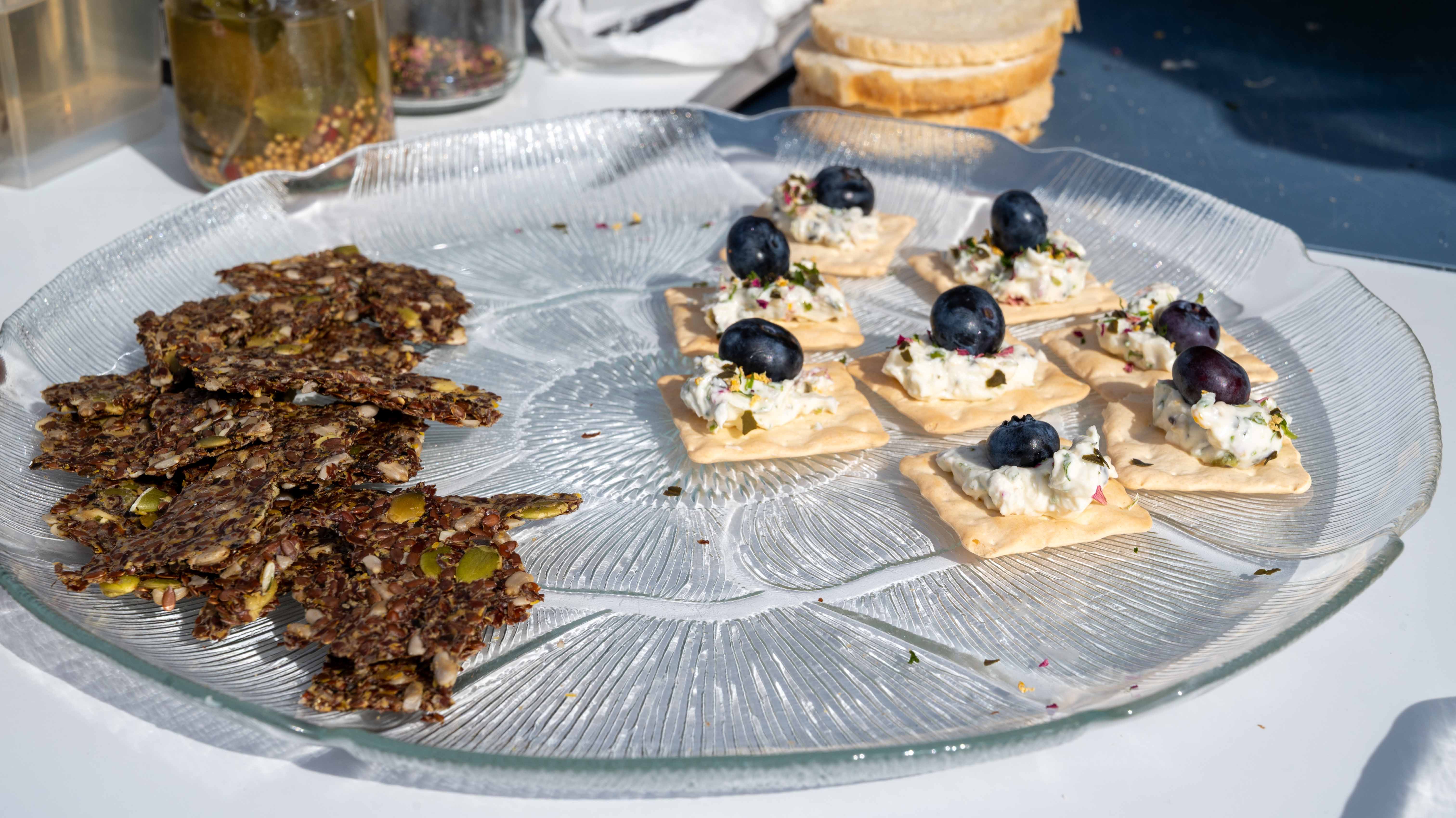 På Sandvika Byfest fikk flere smake på sukkertare i knekkebrød og i ostekake, og loff med kremost og syltet blæretang.  