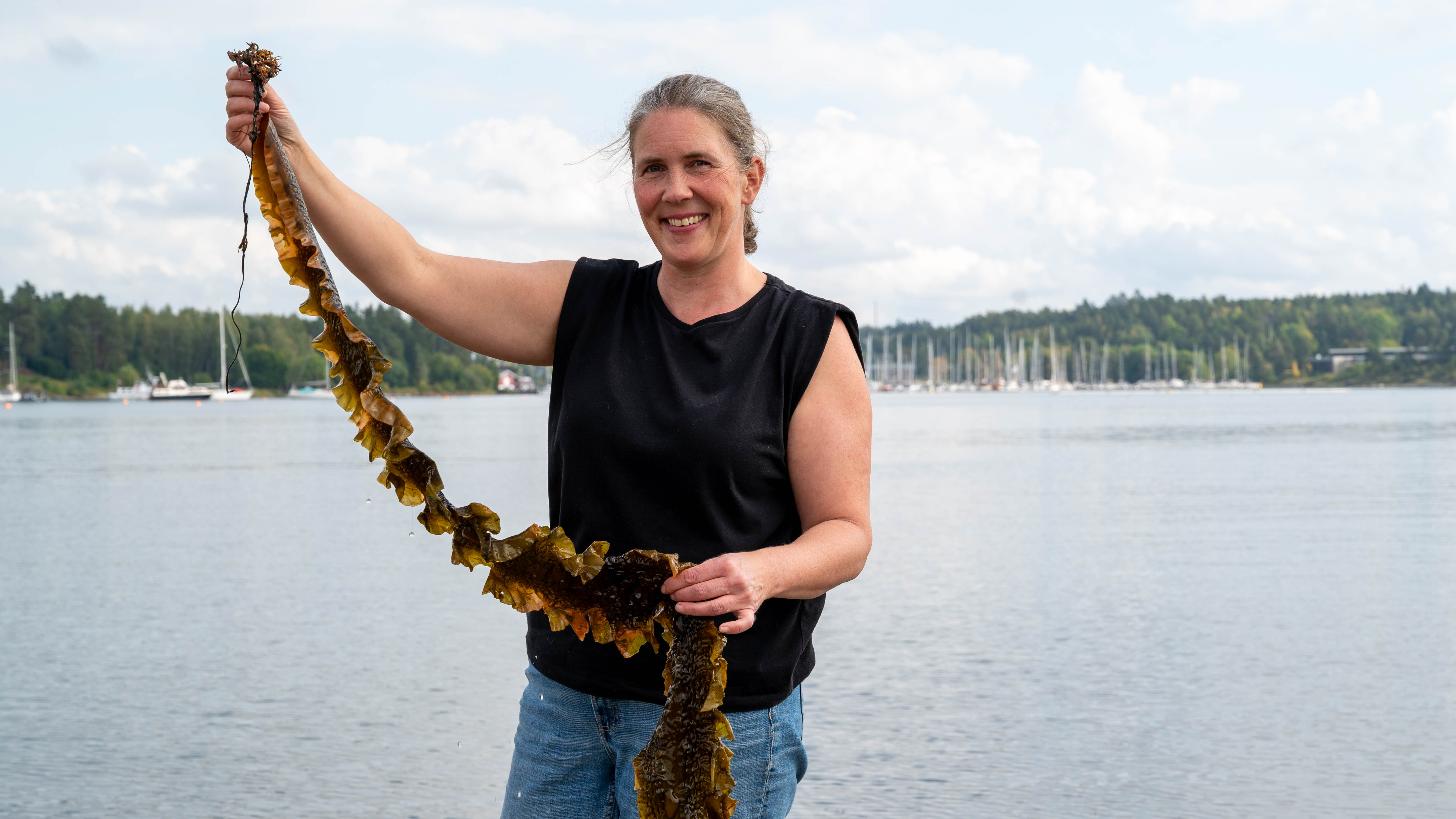 Gro Angeltveit, vannforvalter i Bærum kommune, viser frem sukkertare.