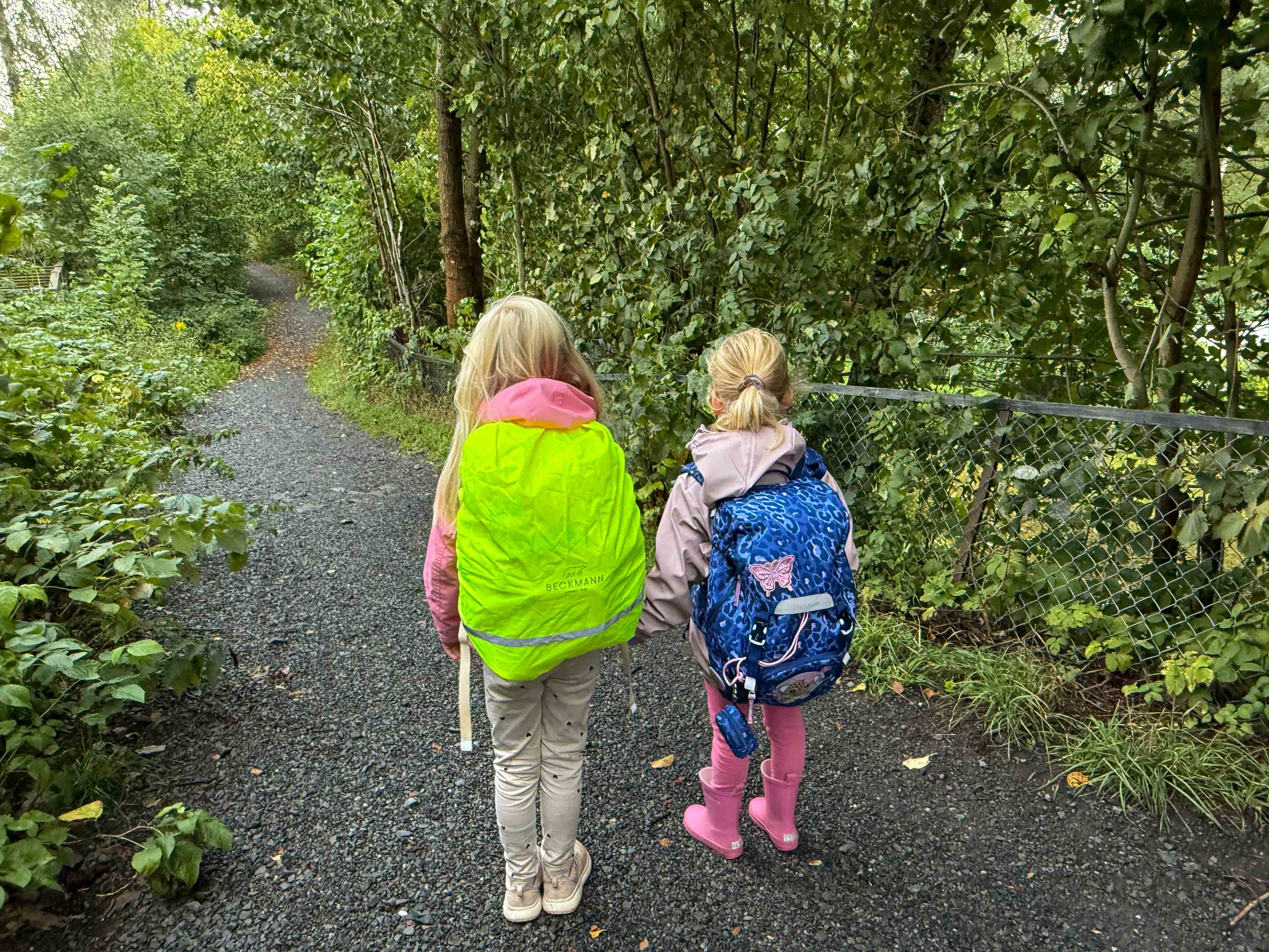 Barn går til Hosle skole. 