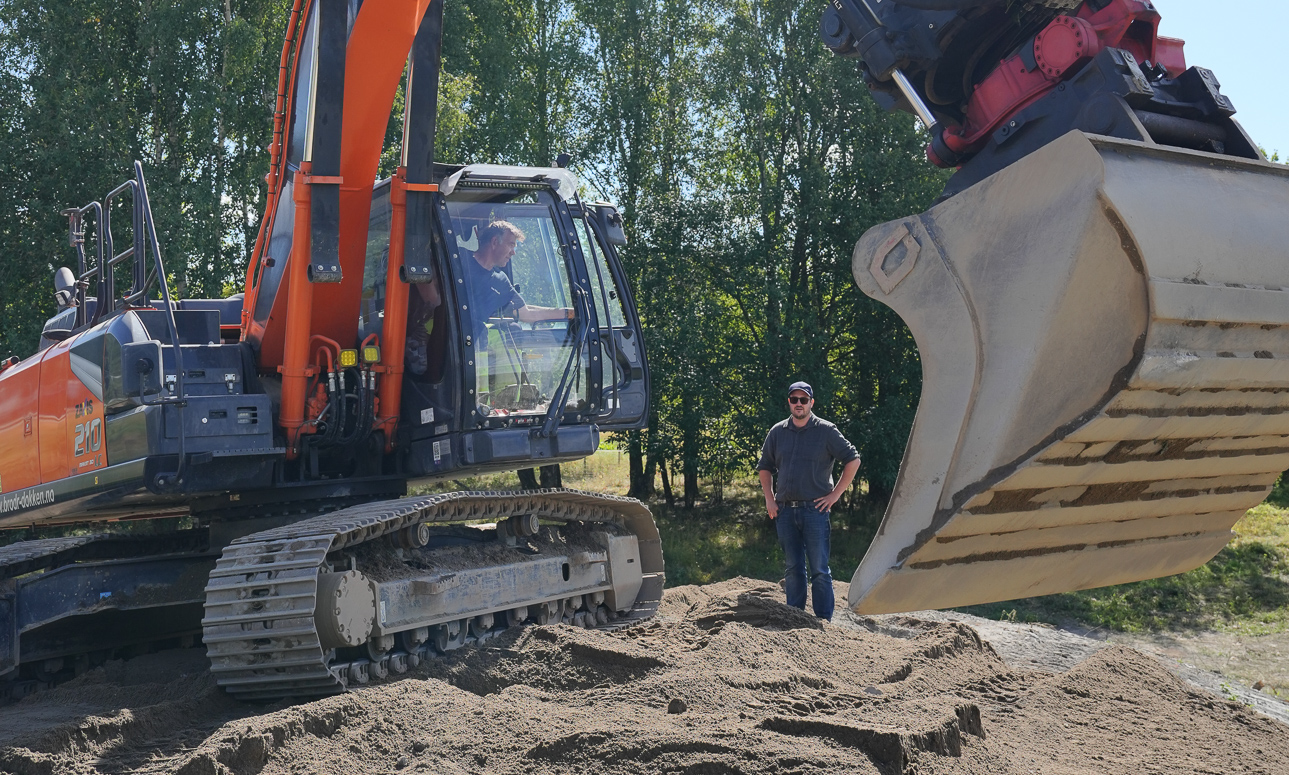 Naturforvalter Karsten Hauken følger gjennomføringen tett, og er spent på å se resultater til våren. 