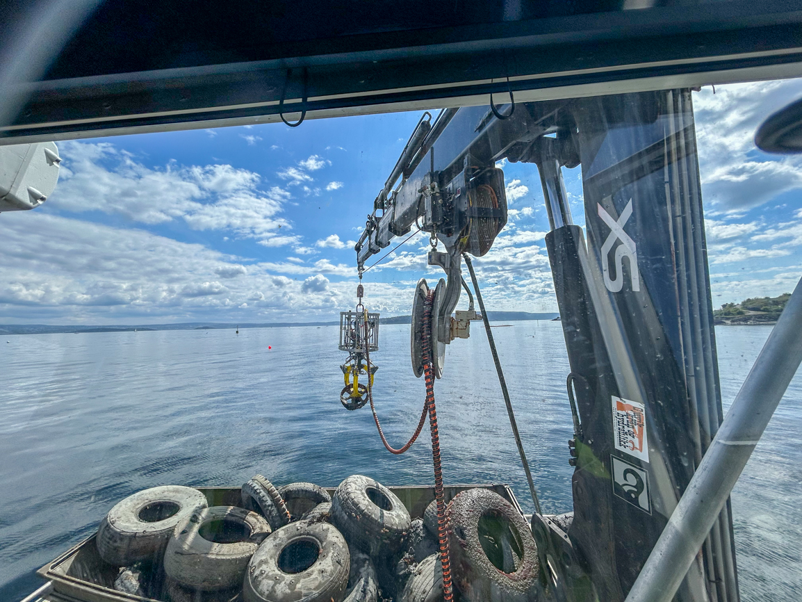 Opprydding av bildekk utenfor Fornebu.