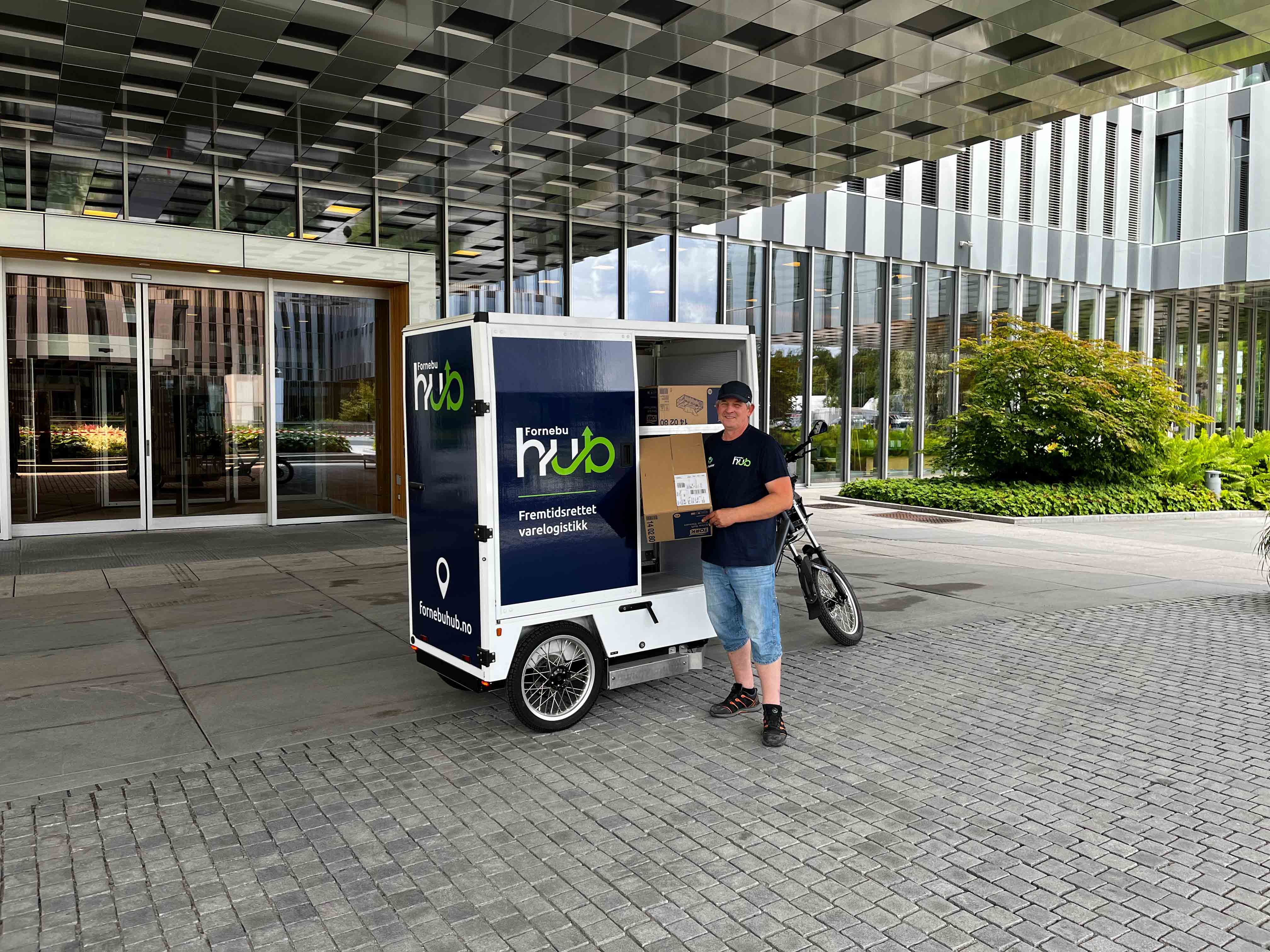 Fornebu HUB testet varelevering med lastesykkel, blant annet til skoler og barnehager. Store lastebiler er en utfordring for trafikksikkerheten til barna i skolegården. Fornebu HUB vant prisen Årets lokale klimatiltak, som deles ut av miljøstiftelsen ZERO.