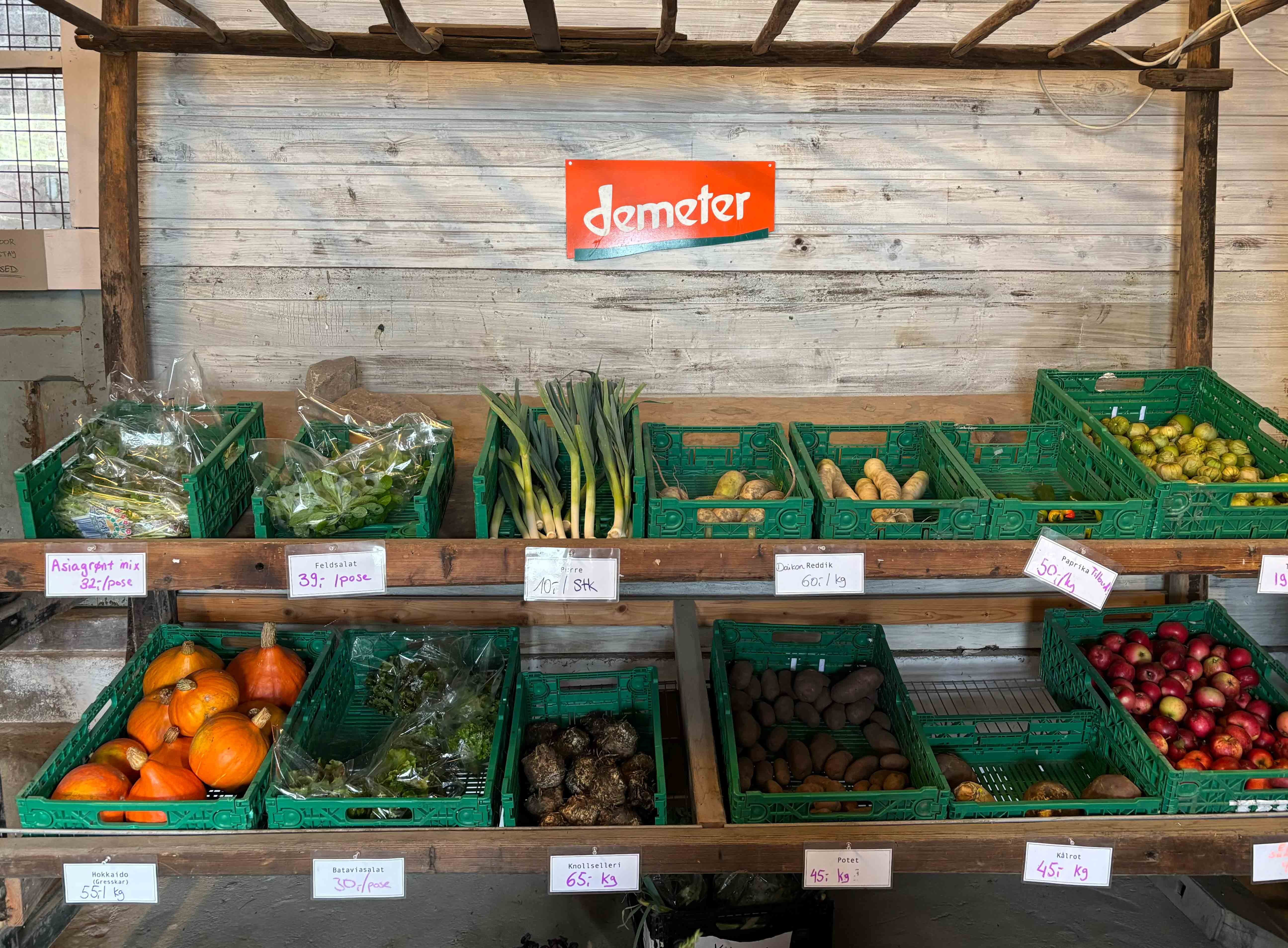 I dag er utsalg på gården ofte det eneste alternativet for bønder uten en avtale med grossister. Et av målene med Kortreist-prosjektet er å etablere nye verdikjeder for at lokale matprodusenter kan selge grønnsakene direkte til kommunen.