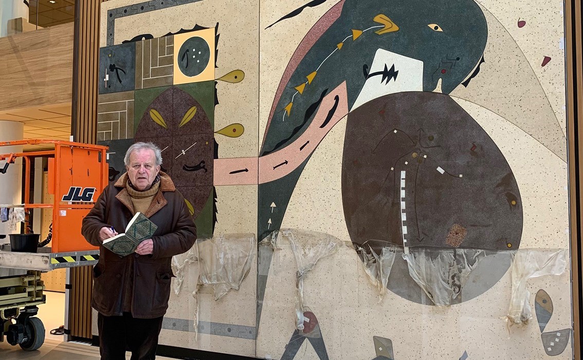 Ulf Valde Jensen under rensingen av verket Kretsløp, opprinnelig en del av fasaden. 