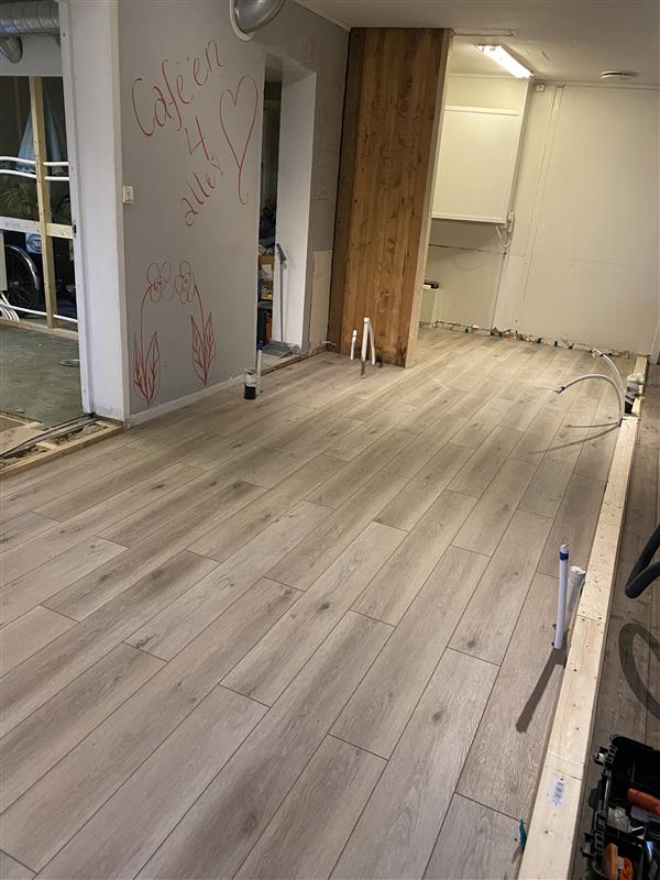 Kaféen fikk nytt fint gulv