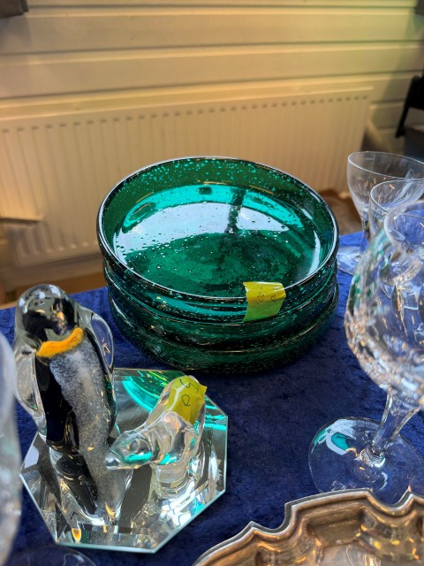 Det bugner av designskatter på Bærums loppemarkeder: Dessertasjetter fra Hadeland, den prisbelønte Grønlandserien til Arne Jon Jutrem, 100 kr/stk. 