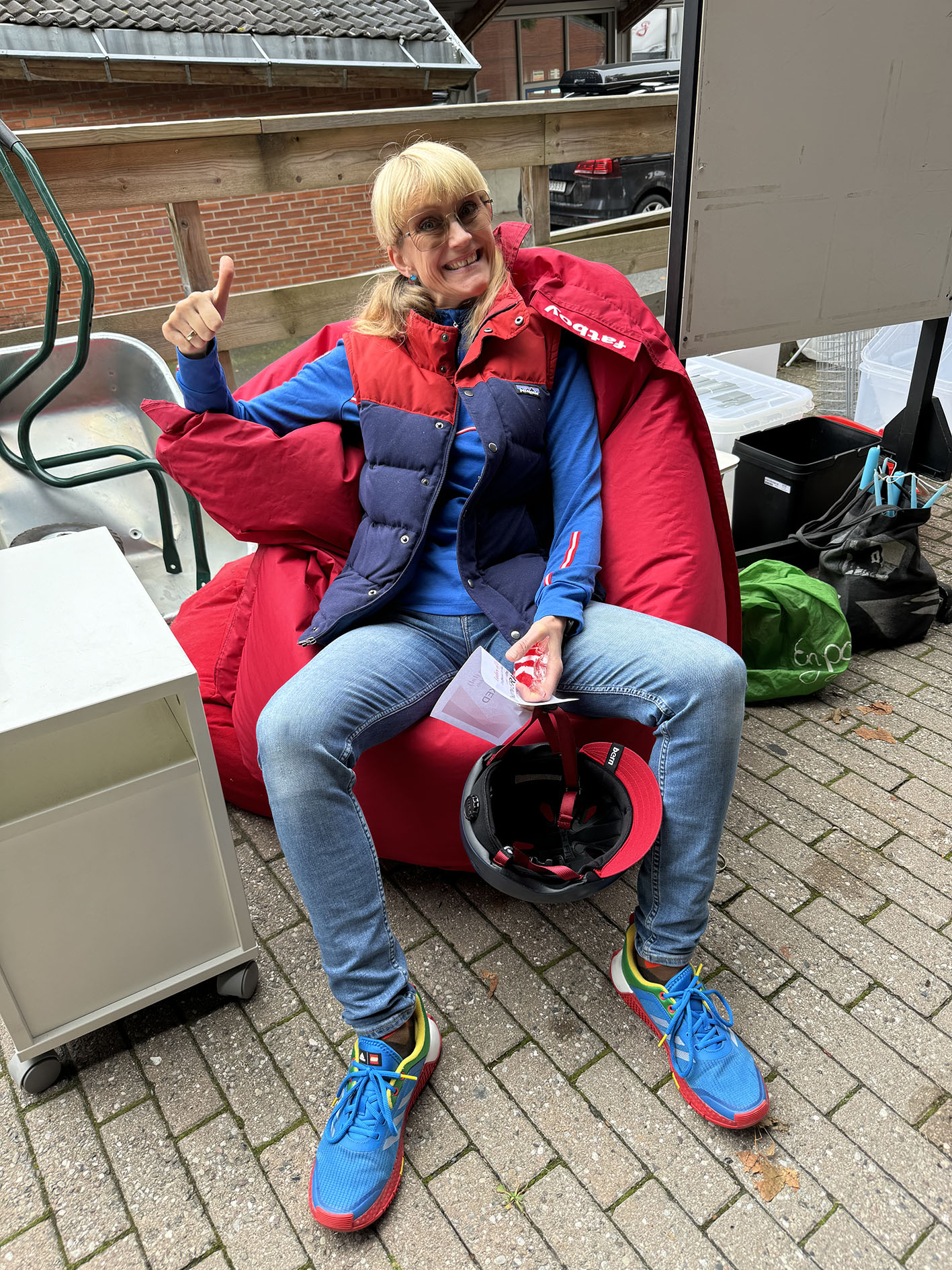 Trine Juhl Sørensen i Klimateamet er den lykkelige eieren av en “Fatboy” til 100 kr, som vi fant på Lommedalen Skolekorps sitt loppemarked.  