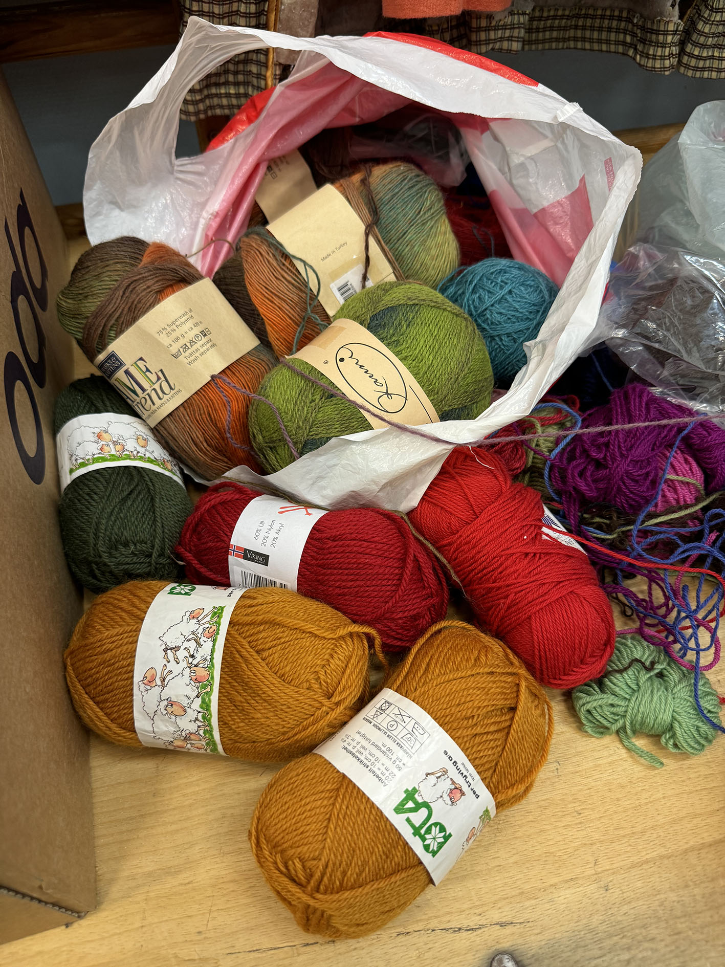 En hel pose med garn til 60 kr.  