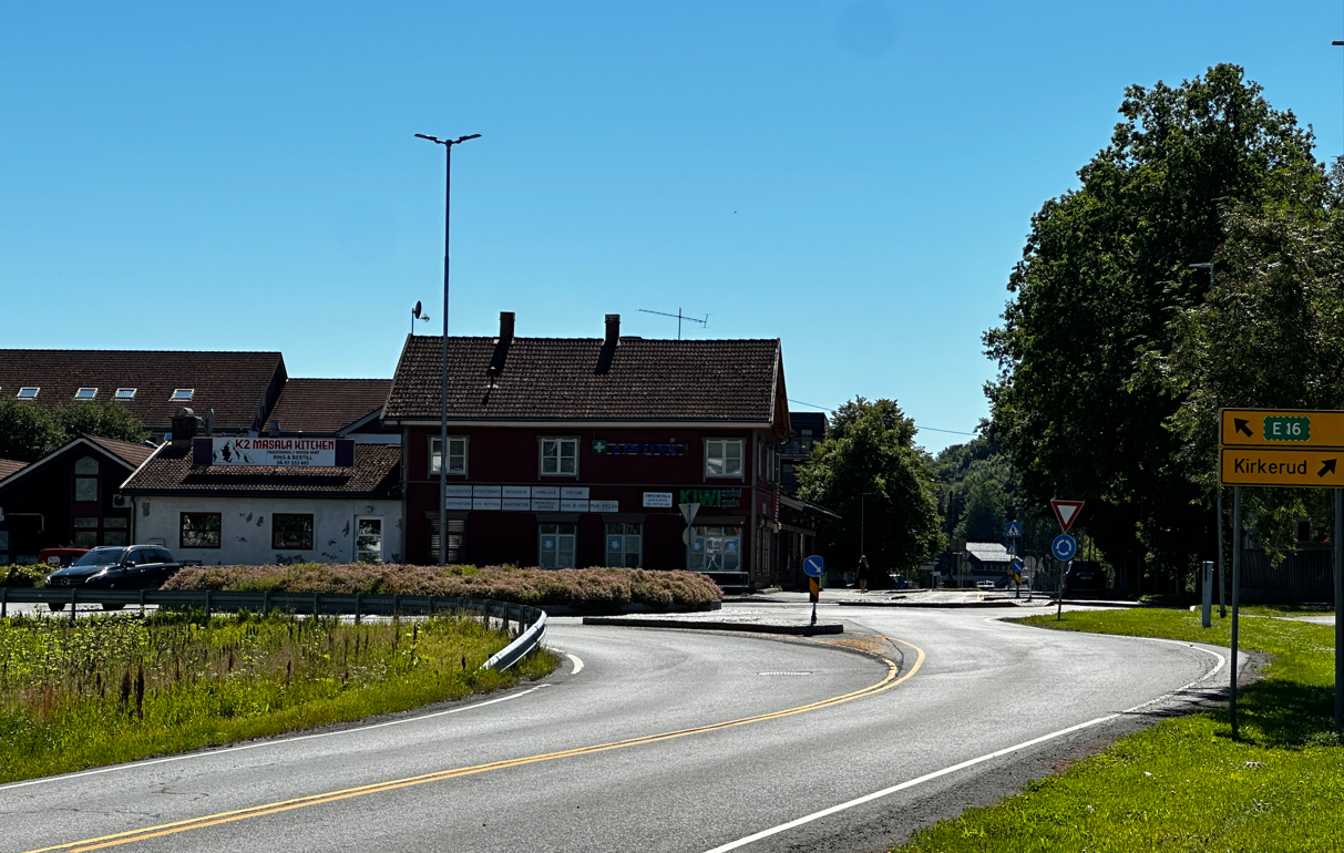 Gatebilde fra Vøyenenga som viser bygninger og en rundkjøring.