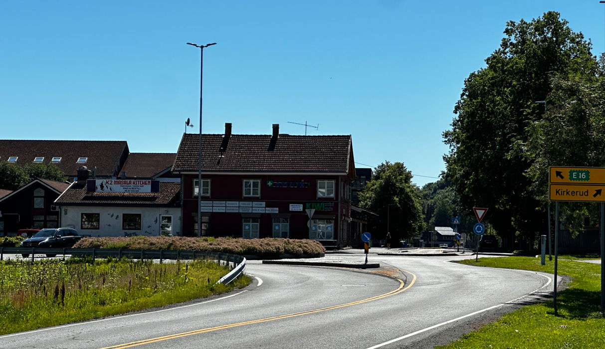 Gatebilde fra Vøyenenga som viser bygninger og en rundkjøring.