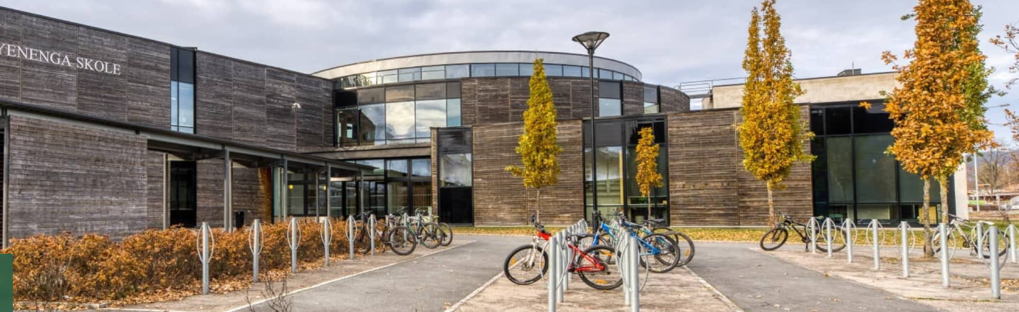 Sykkelparkering foran Vøyenenga skole.