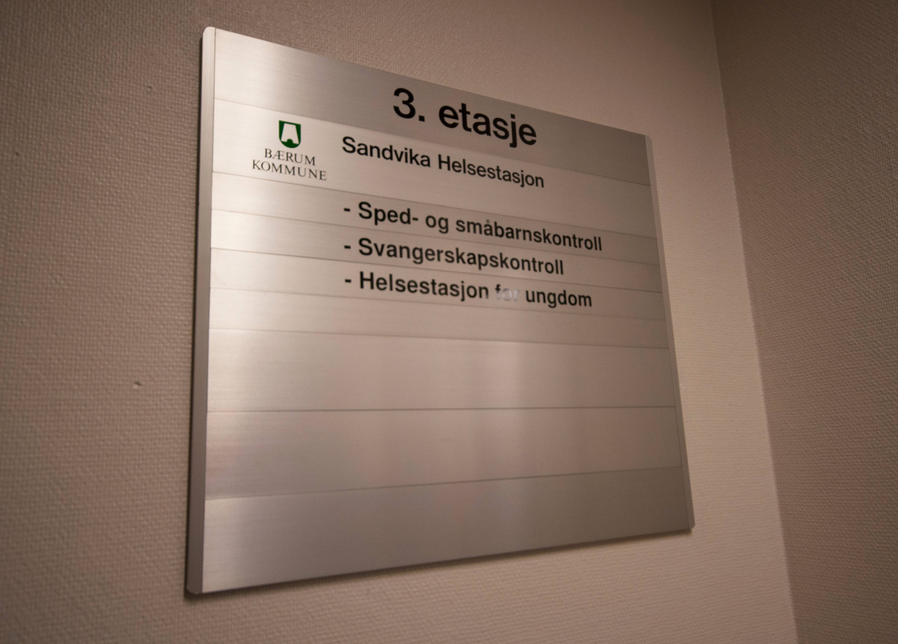 Sandvika Helsestasjon skilt