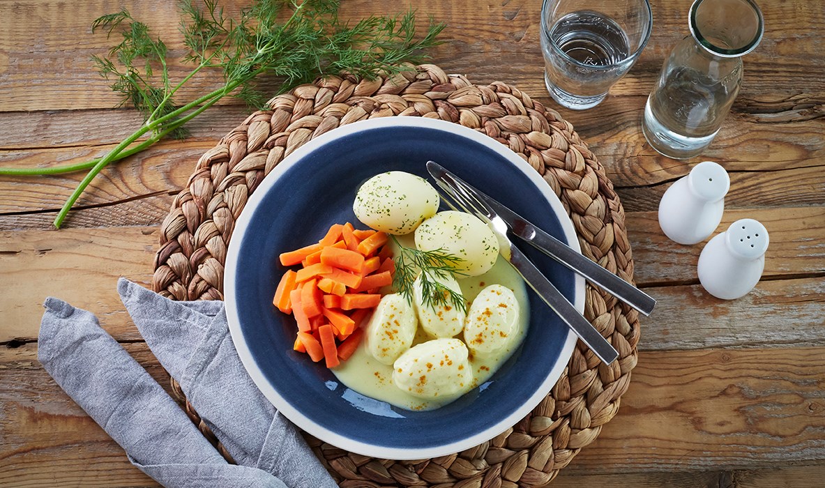 Fiskebolle i karrisaus