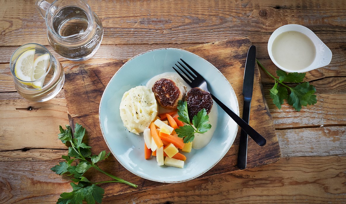 Kalvefrikadeller potetmos sellerisaus