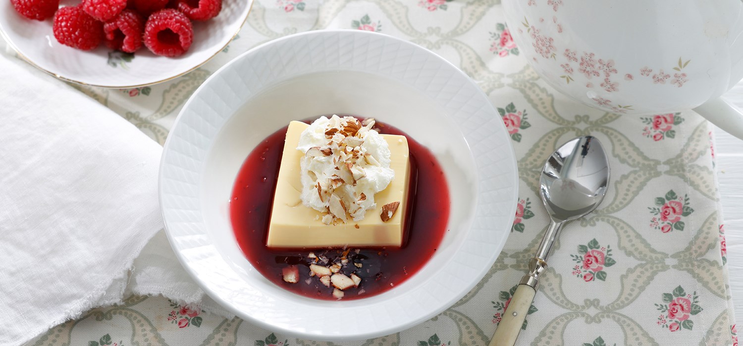 Mandelpudding med rød saus