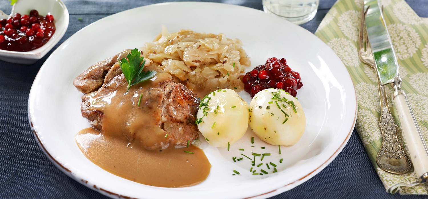 Nakkekoteletter med saus, surkål og potet