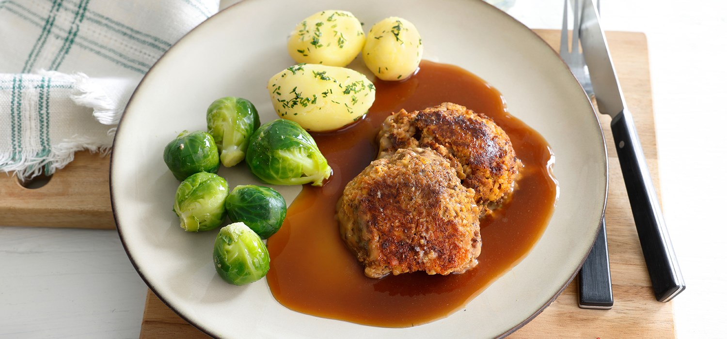 Nøttekaker med saus, grønnsaker og potet