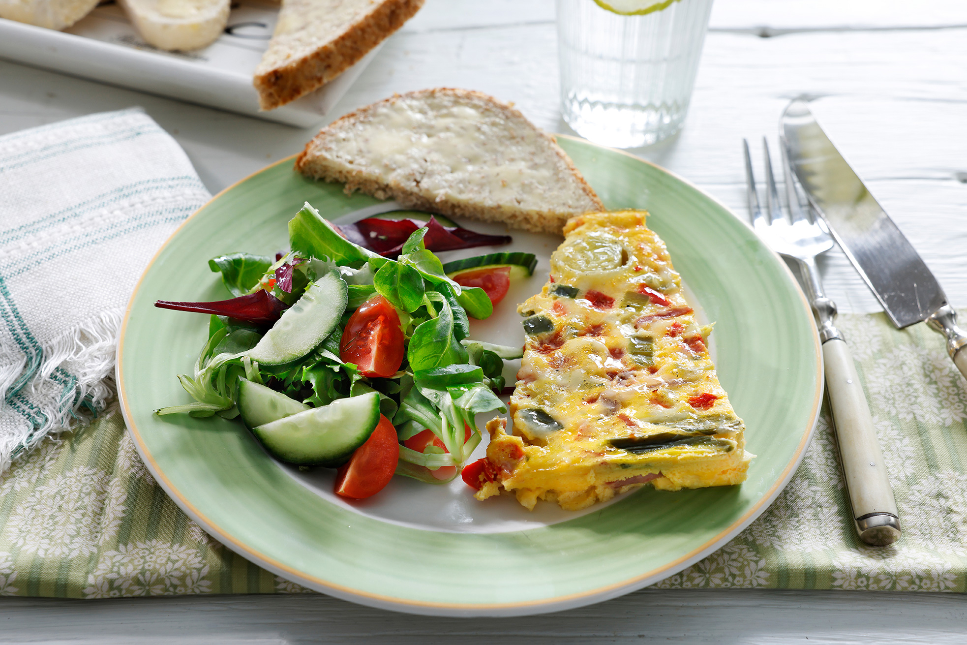 Omelett med salat og brød