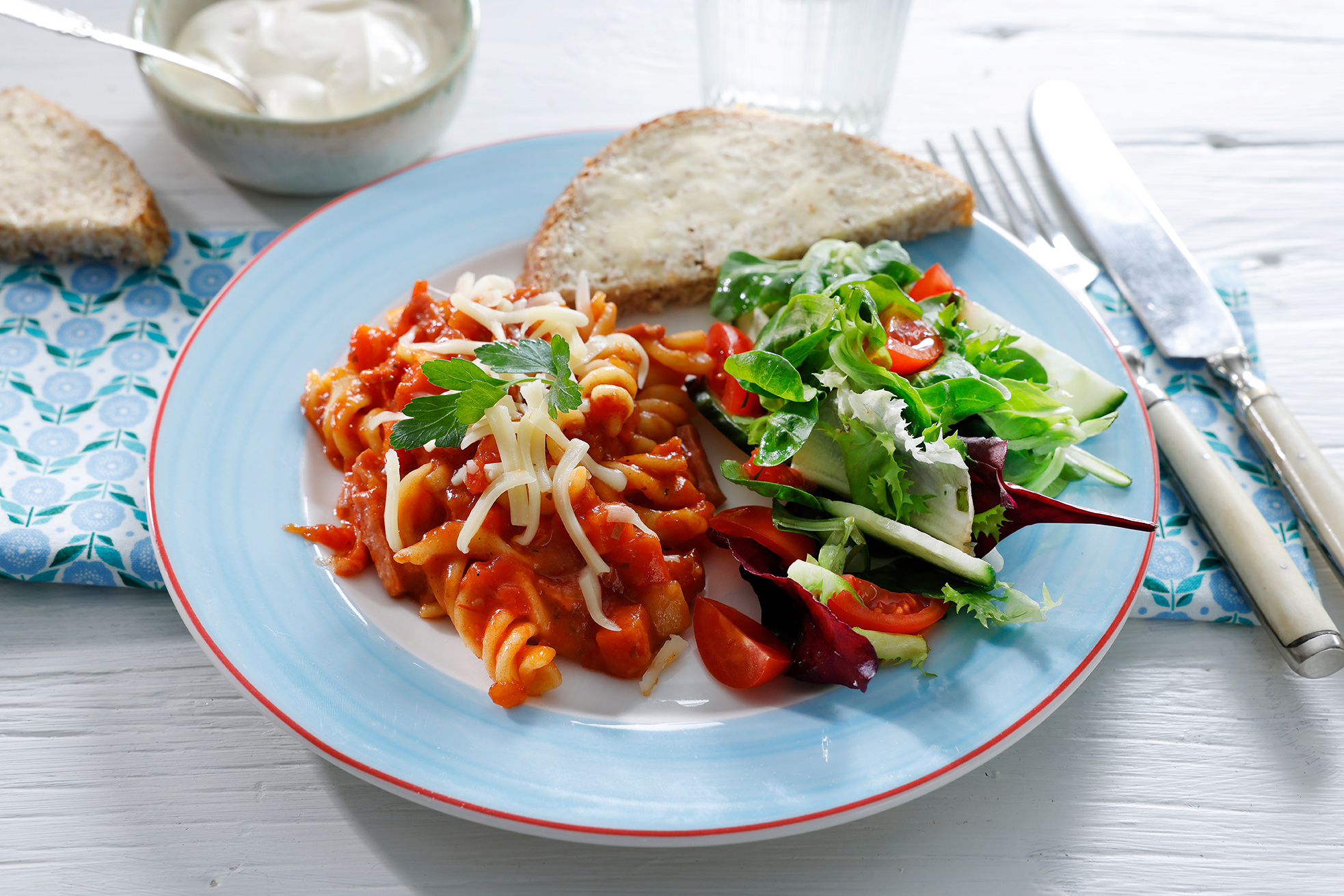 Pasta med skinke og tomatsaus, salat og brød