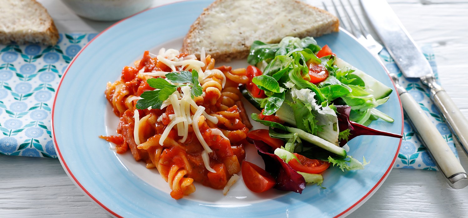 Pasta med skinke og tomatsaus, salat og brød