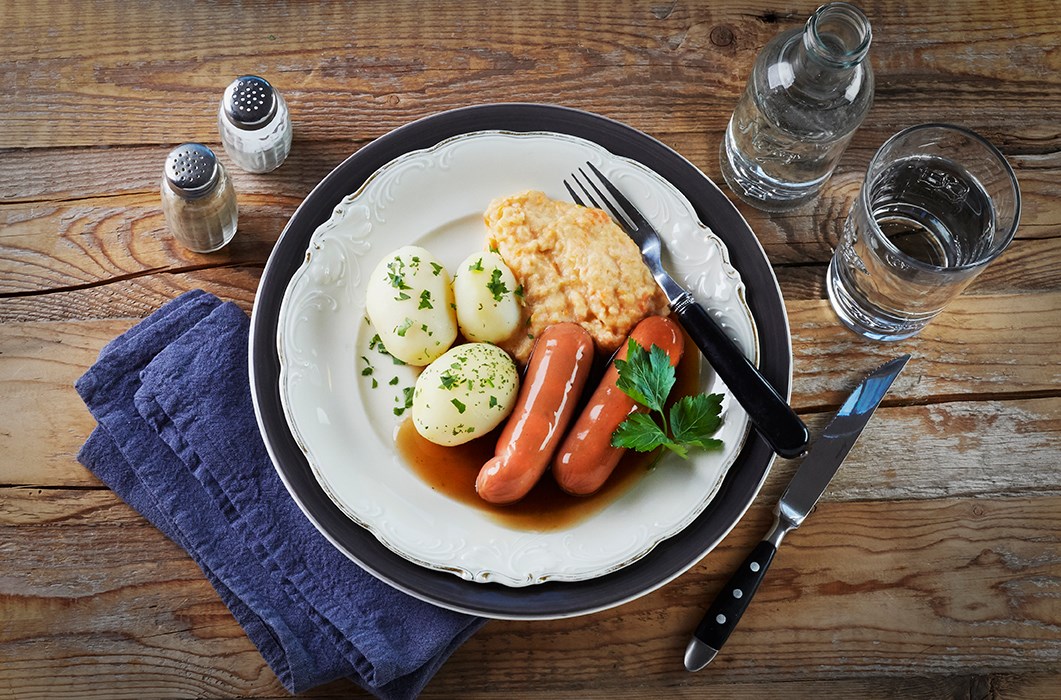 Røkt kjøttpølse med sjysaus kålrotstappe