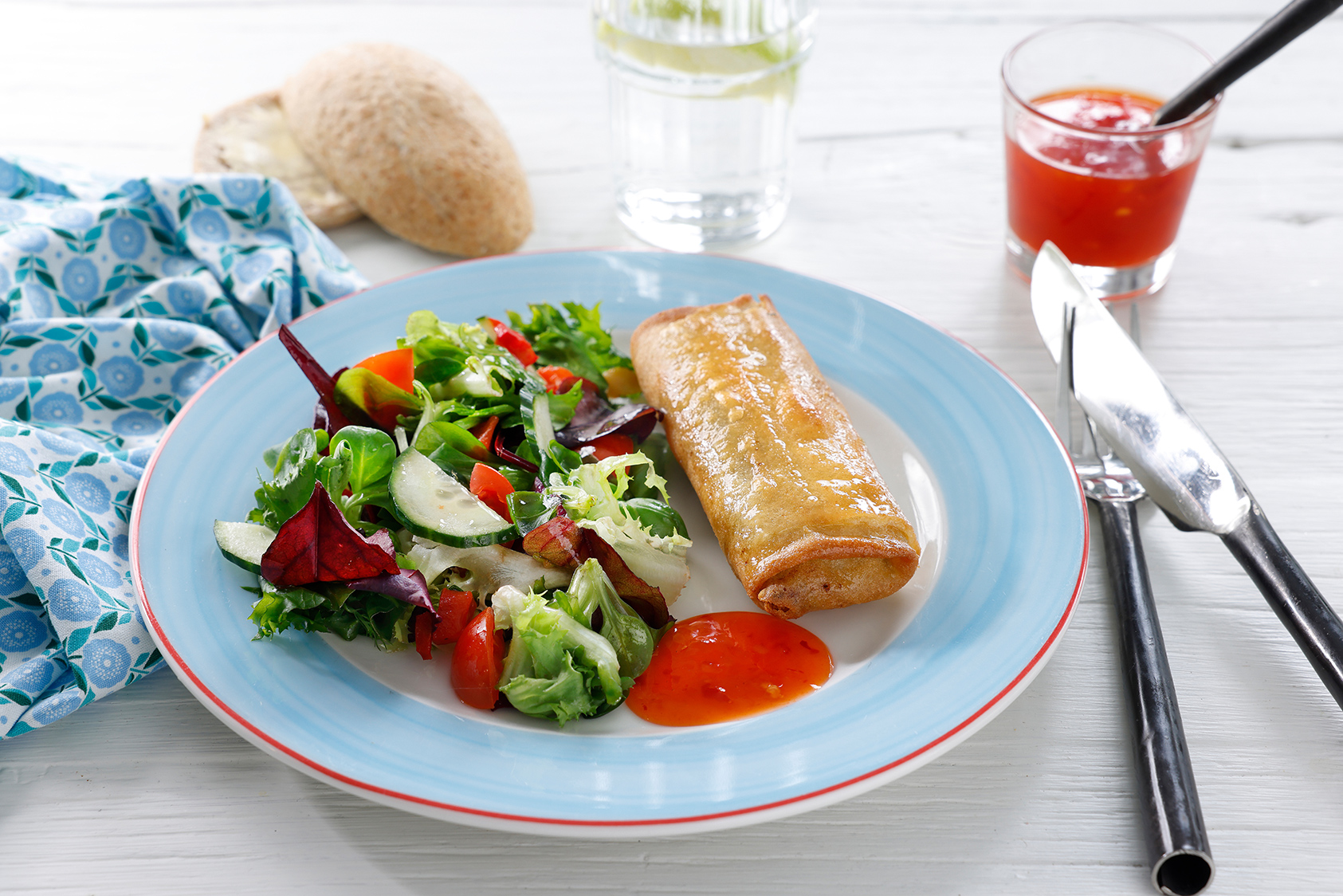 Vårrull med grønnsaker og rundstykke