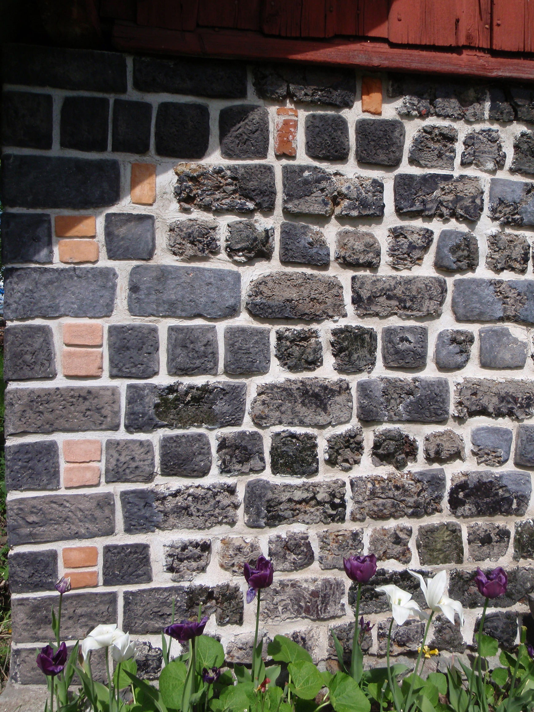 Slaggsteinsmur på husmannsplassen Sleiverud.