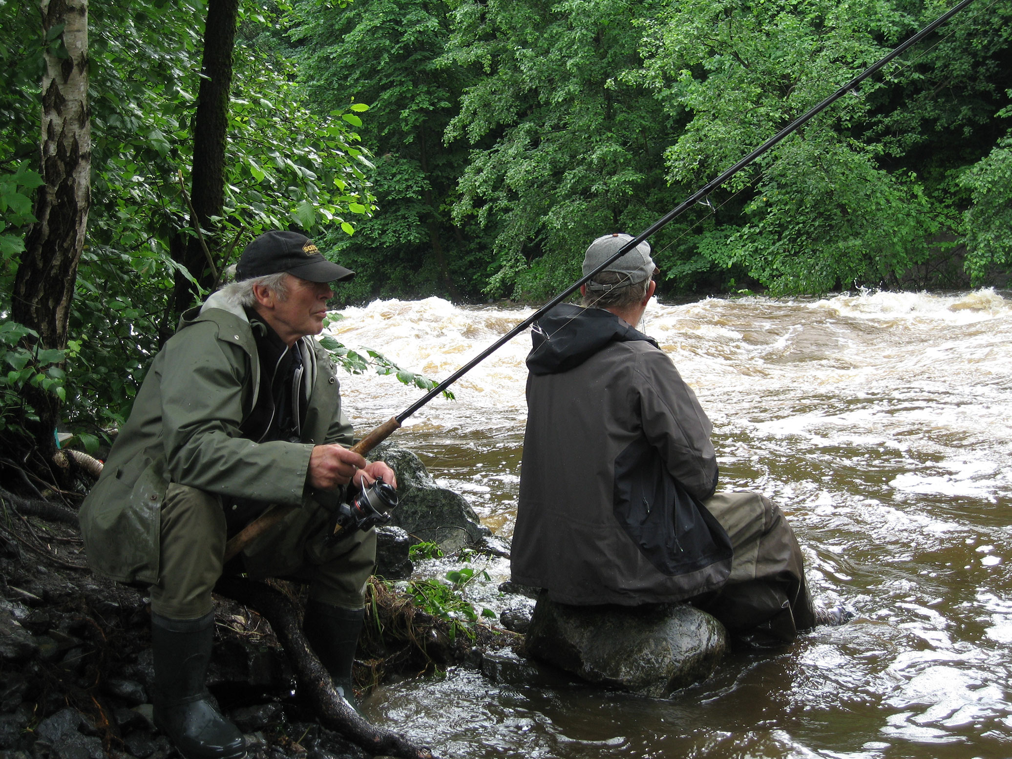 Sportsfiskere langs Sandviksvassdraget. I