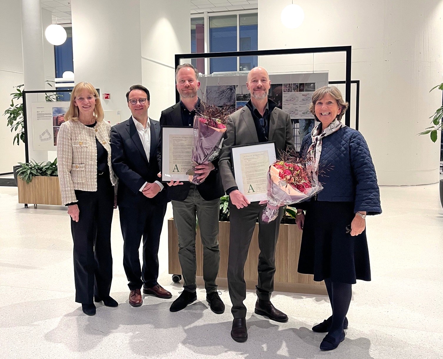Juryeleder Elisabeth Gjølme, Herman Dyrø og Alexander Almeland fra Mustad Eiendom, Martin Dietrichson fra Kima arkitektur og ordfører Lisbeth Hammer Krog.