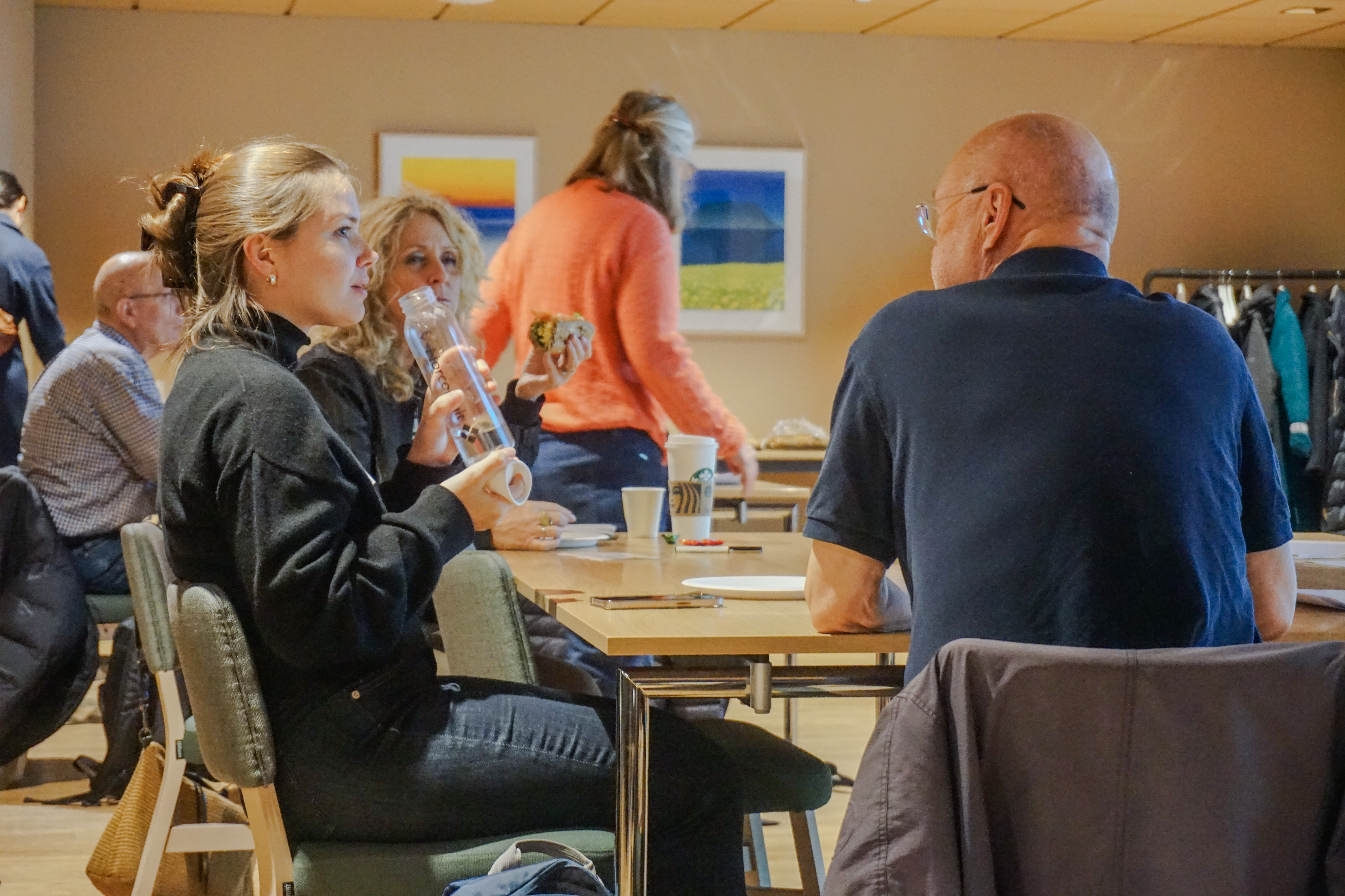 Panelister diskuterer. 