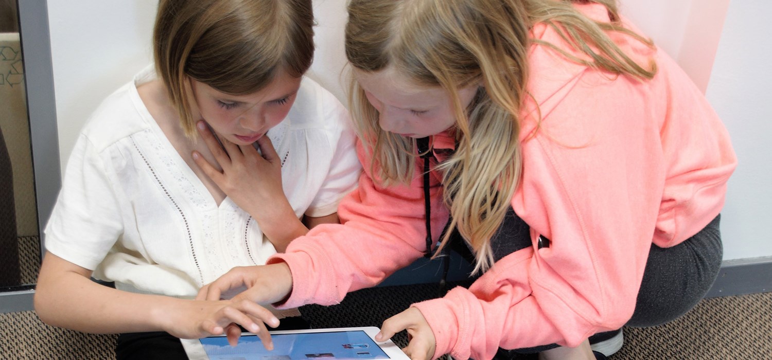 Barn som ser på en iPad