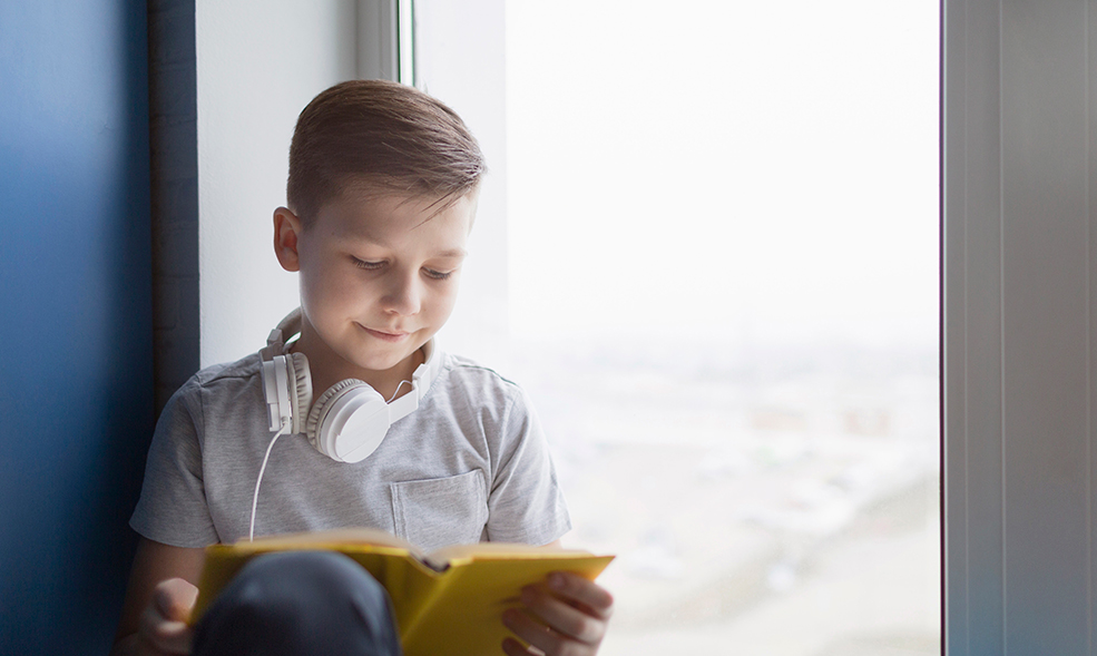 Gutt leser bok